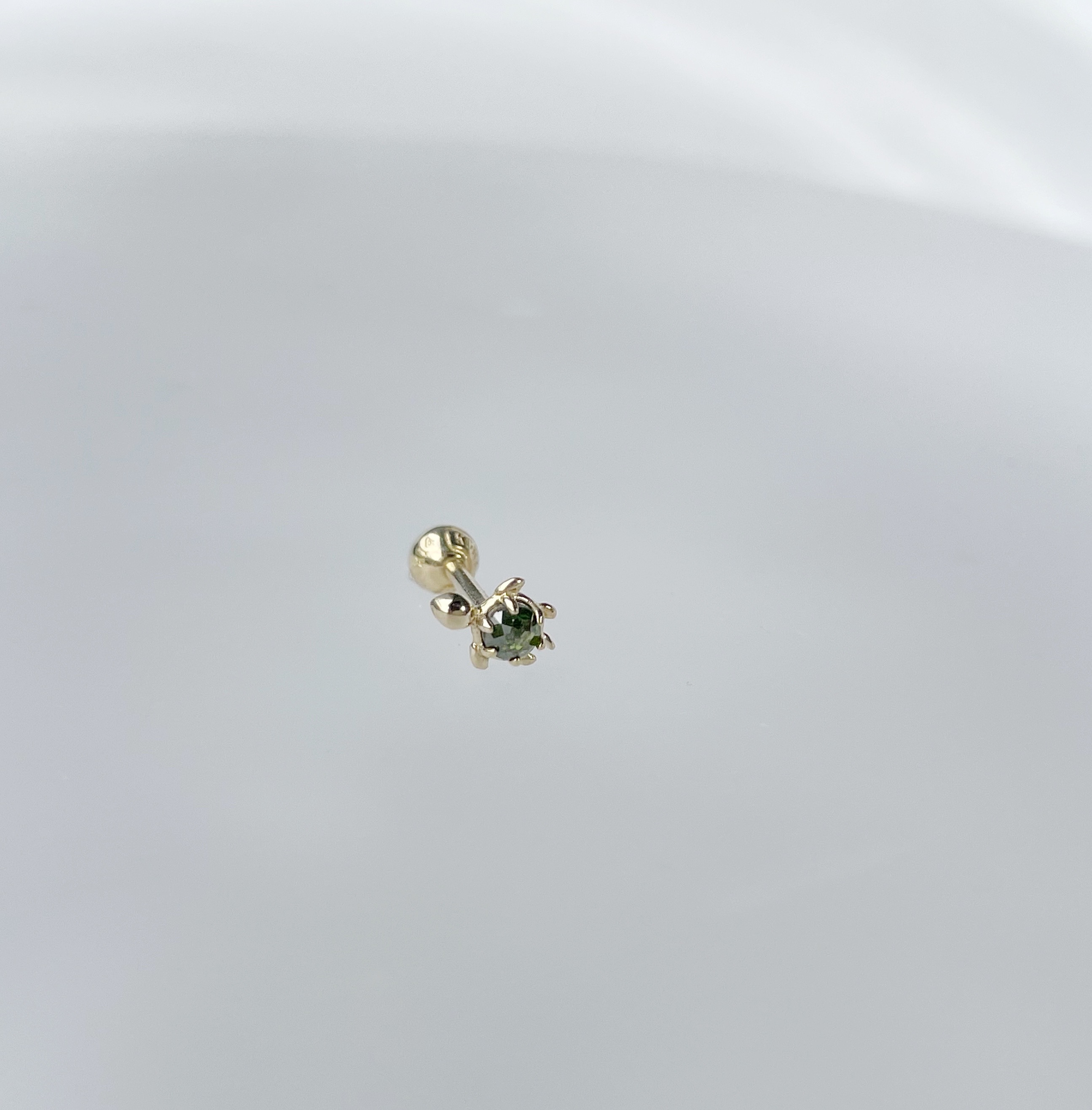 14K小海龜綠鑽原礦轉珠耳環