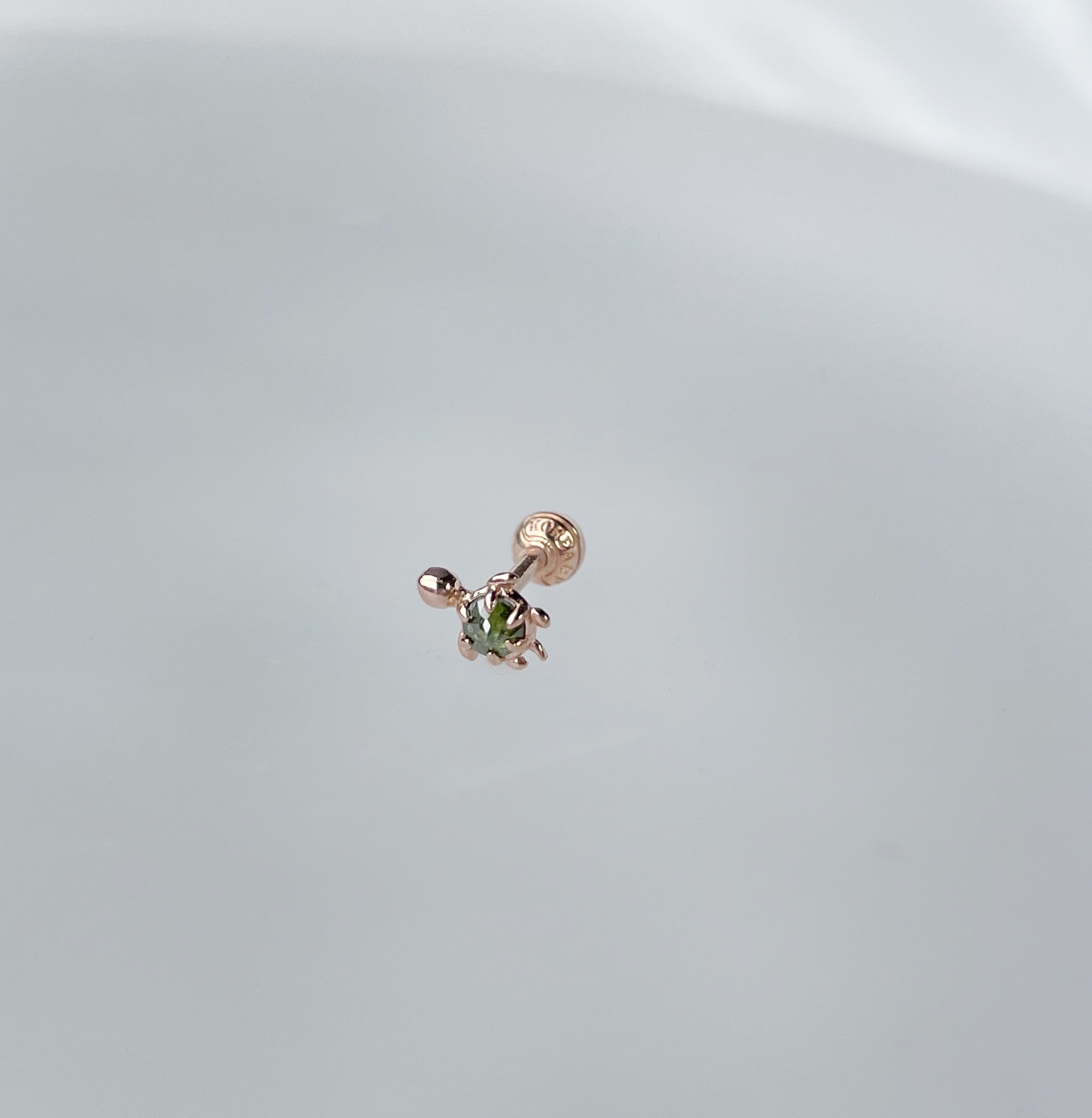 14K小海龜綠鑽原礦轉珠耳環