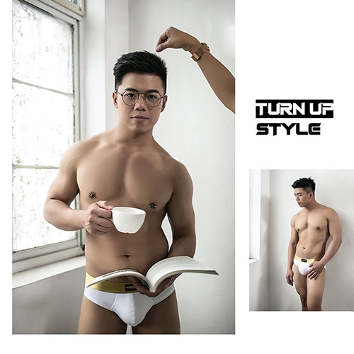 男模拿著一個白色咖啡杯與一本書，穿上AttentionWear淘金者白色三角內褲