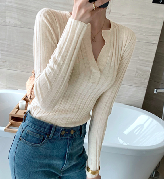 ᴷᴼᴿᴱᴬ 🇰🇷  <現貨> 性感鎖骨Ｖ領打底內搭修身針織上衣