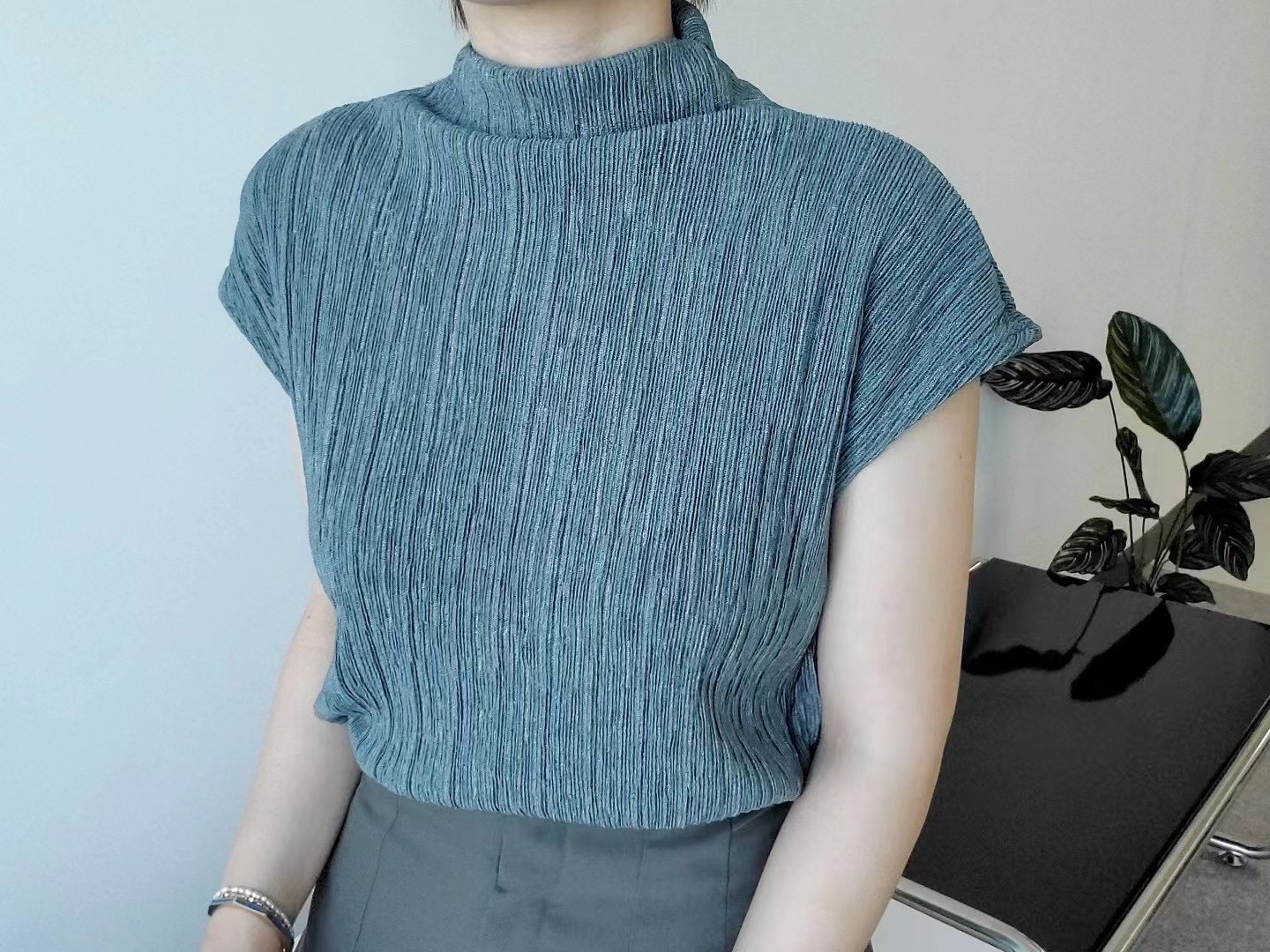 高領細褶上衣