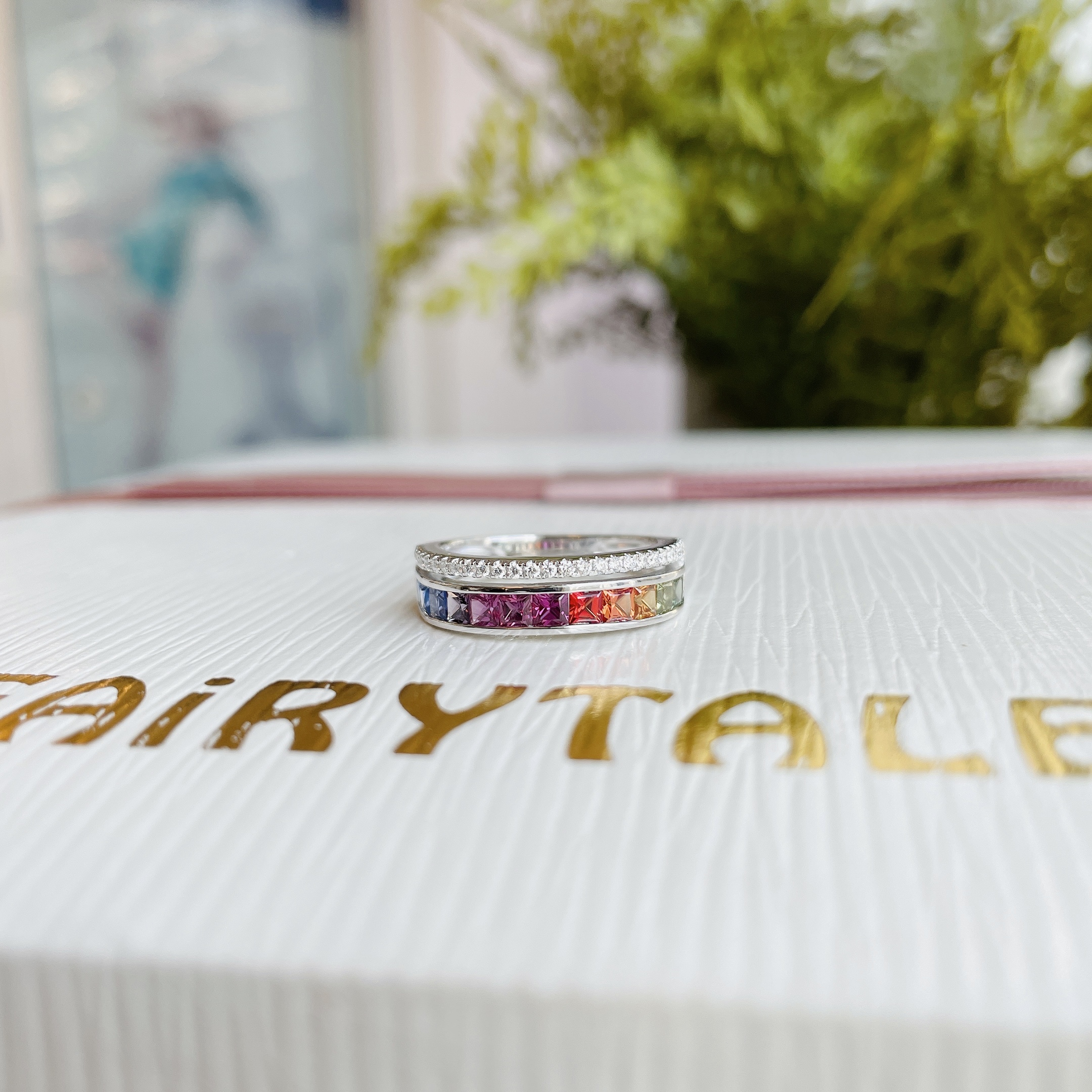 18K金彩虹藍寶石鑽石戒指