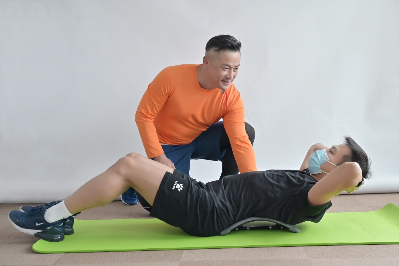 藝人江宏恩示範使用旋轉式拉背器