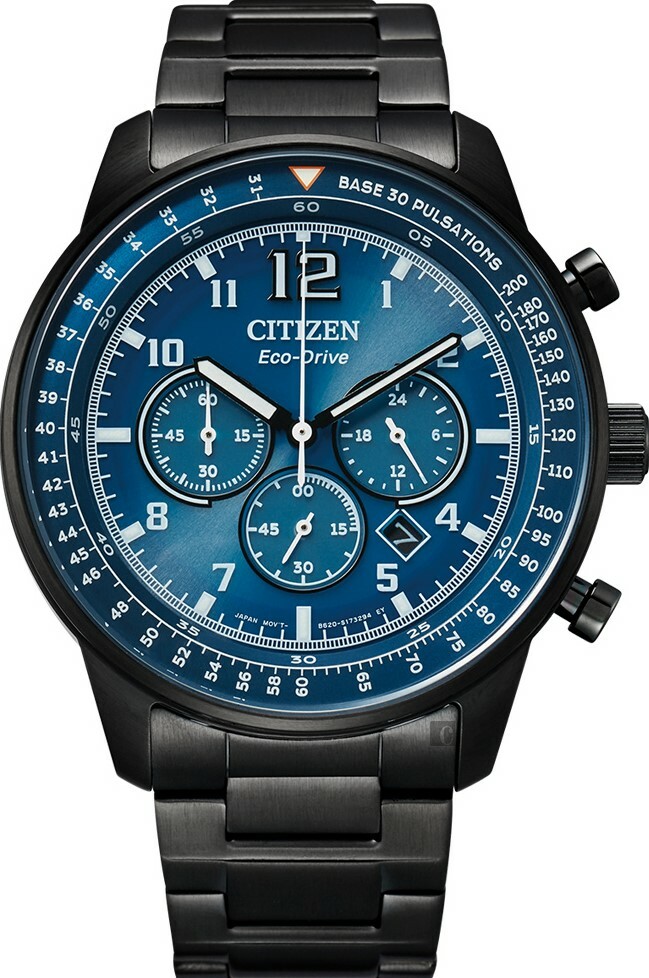 萬年鐘錶 - Citizen 星辰錶 全黑藍面光動能男錶 CA4505-80M  錶徑43MM