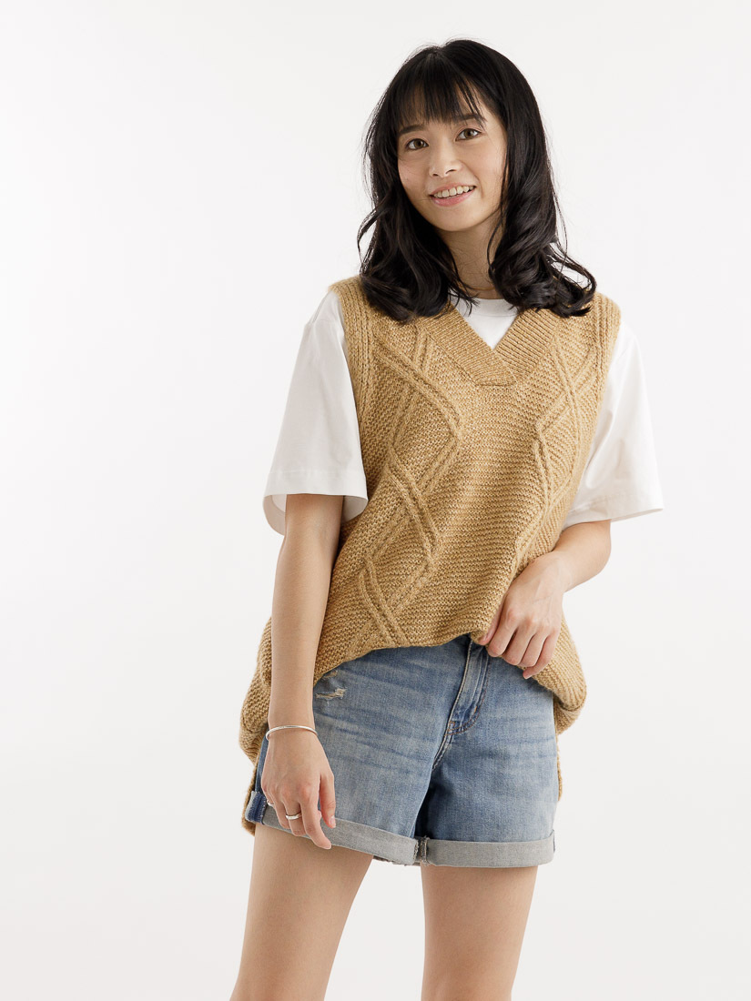 素T可以扎進短褲再搭個針織背心就很時尚