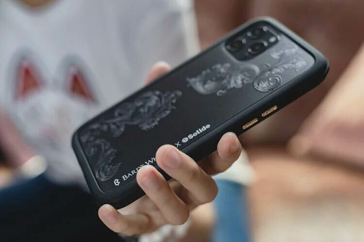 網友極力推薦！吟遊詩人的呢喃 x Solide索力得唐草主題聯名抗菌軍規防摔iPhone手機殼——針對現代人設計的手機按鍵觸撫舒壓法