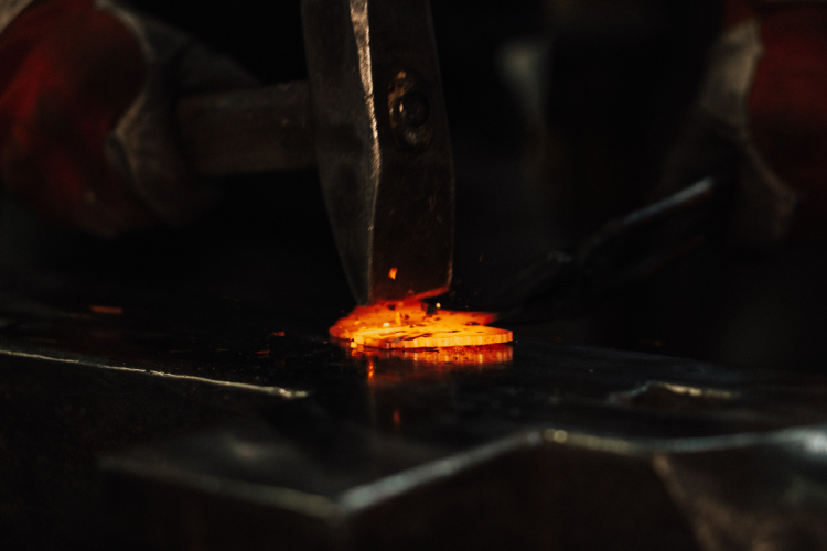 鑄造小常識——鑄造是將融化後的金屬倒入模具後冷卻成型的技術、成型後還需要以手工進行打磨拋光，雖然吟遊詩人團隊已經克服微縮鑄造技術，但人工製作有細微的公差屬正常現象（但差異不影響使用）