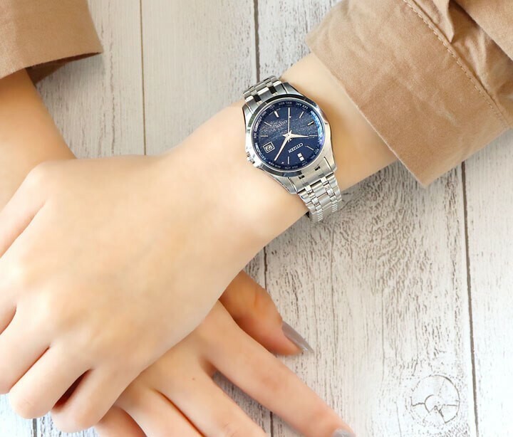 萬年鐘錶 - Citizen 星辰錶  EXCEED 系列 銀河藍面盤鈦金屬光動能電波萬年曆女錶  EC1120-59M  錶徑29MM