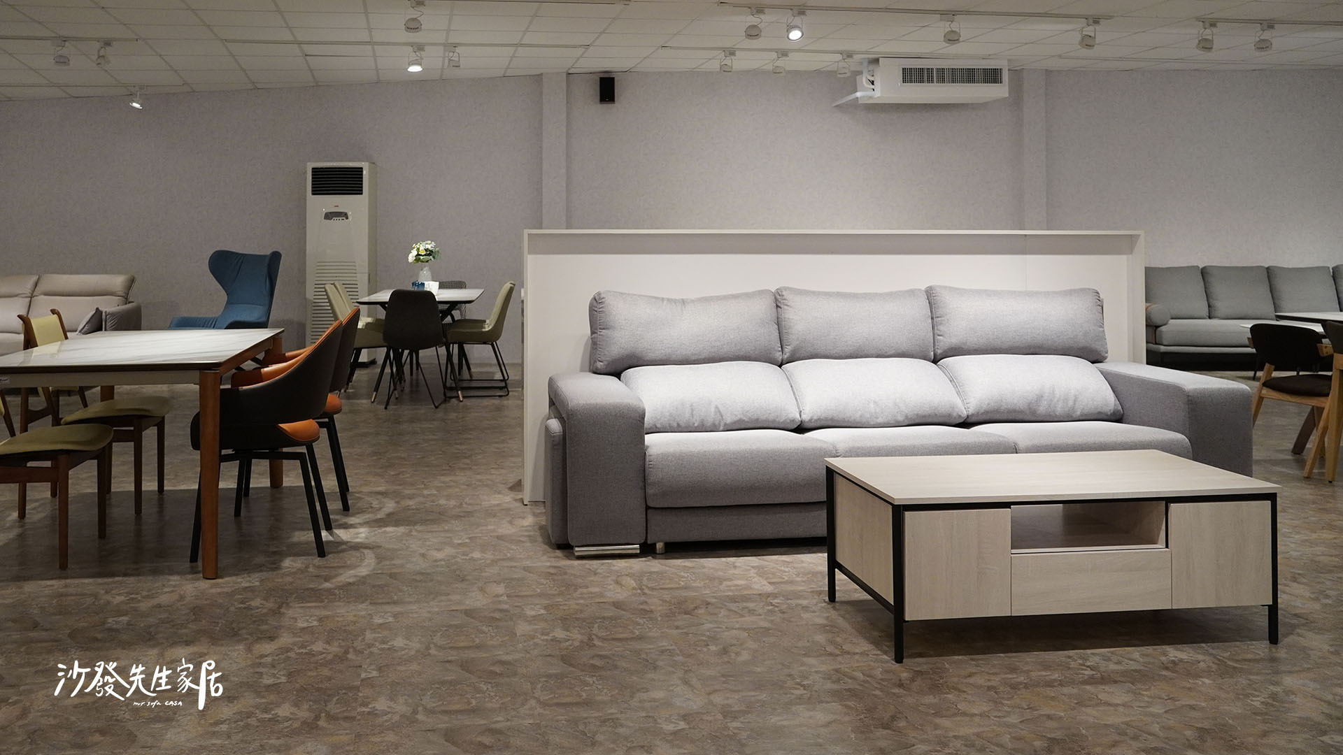 《三人座沙發》跟上時尚潮流！推薦5款人氣經典三人座沙發