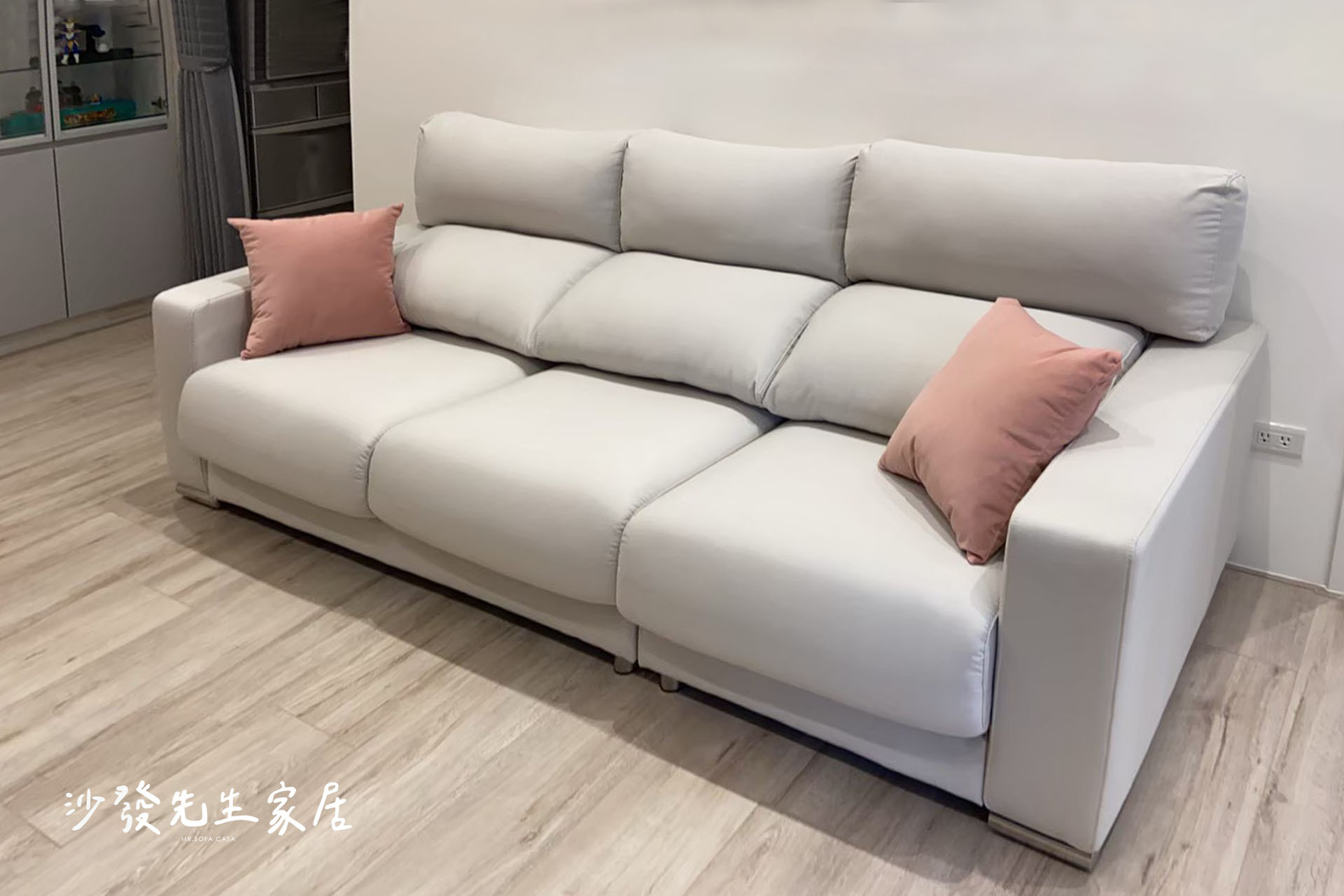 柏拉圖沙發頭枕可多段式調整，坐墊設計滑軌功能