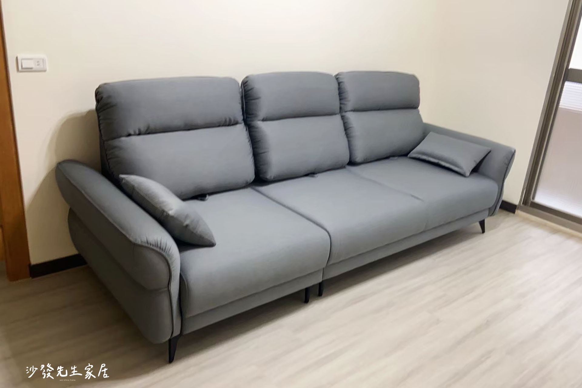 尼可沙發本身配置比利時貓抓布，耐磨係數高，適合家中飼養寵物的人