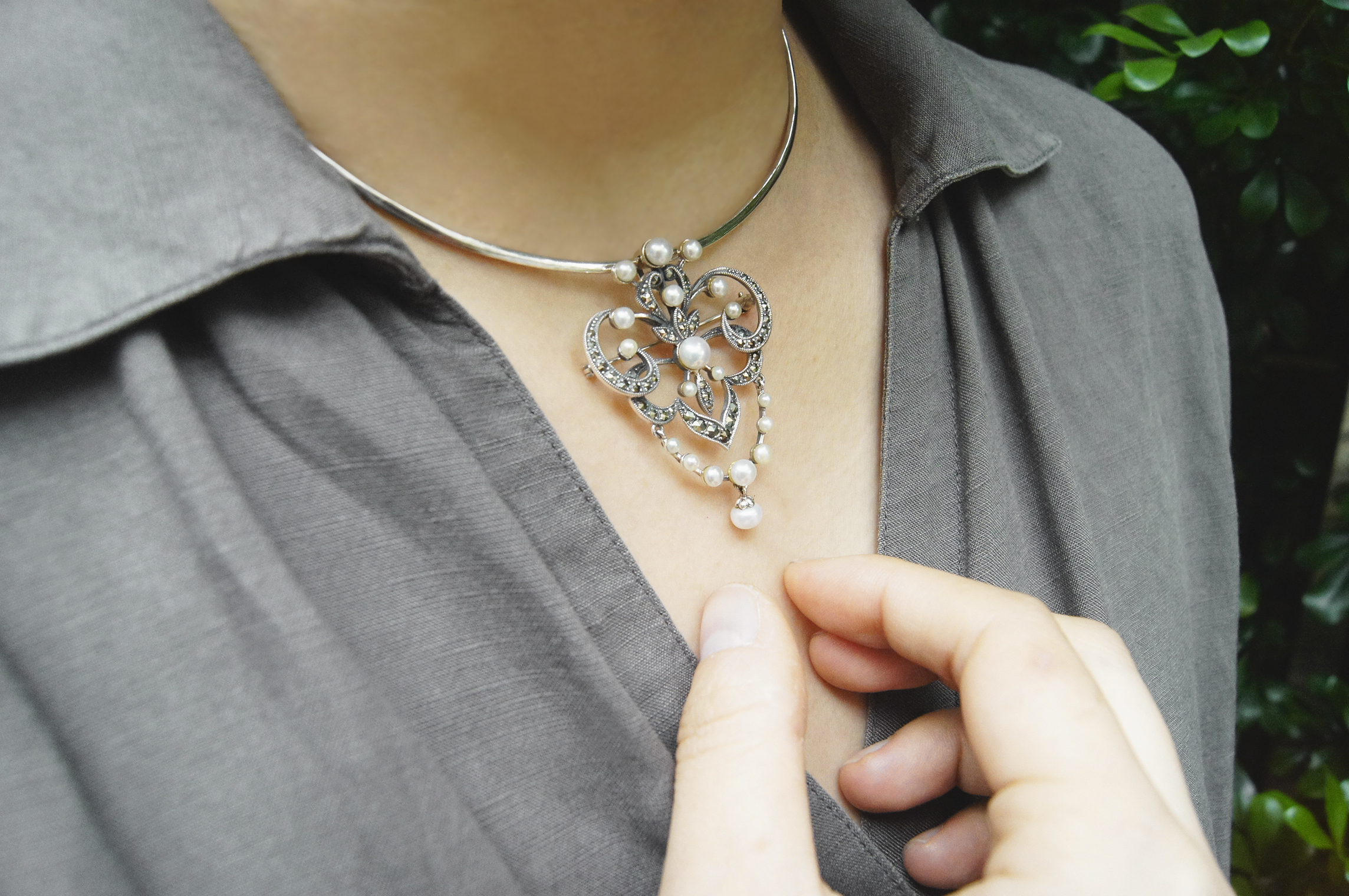 捲曲珍珠垂吊胸墜