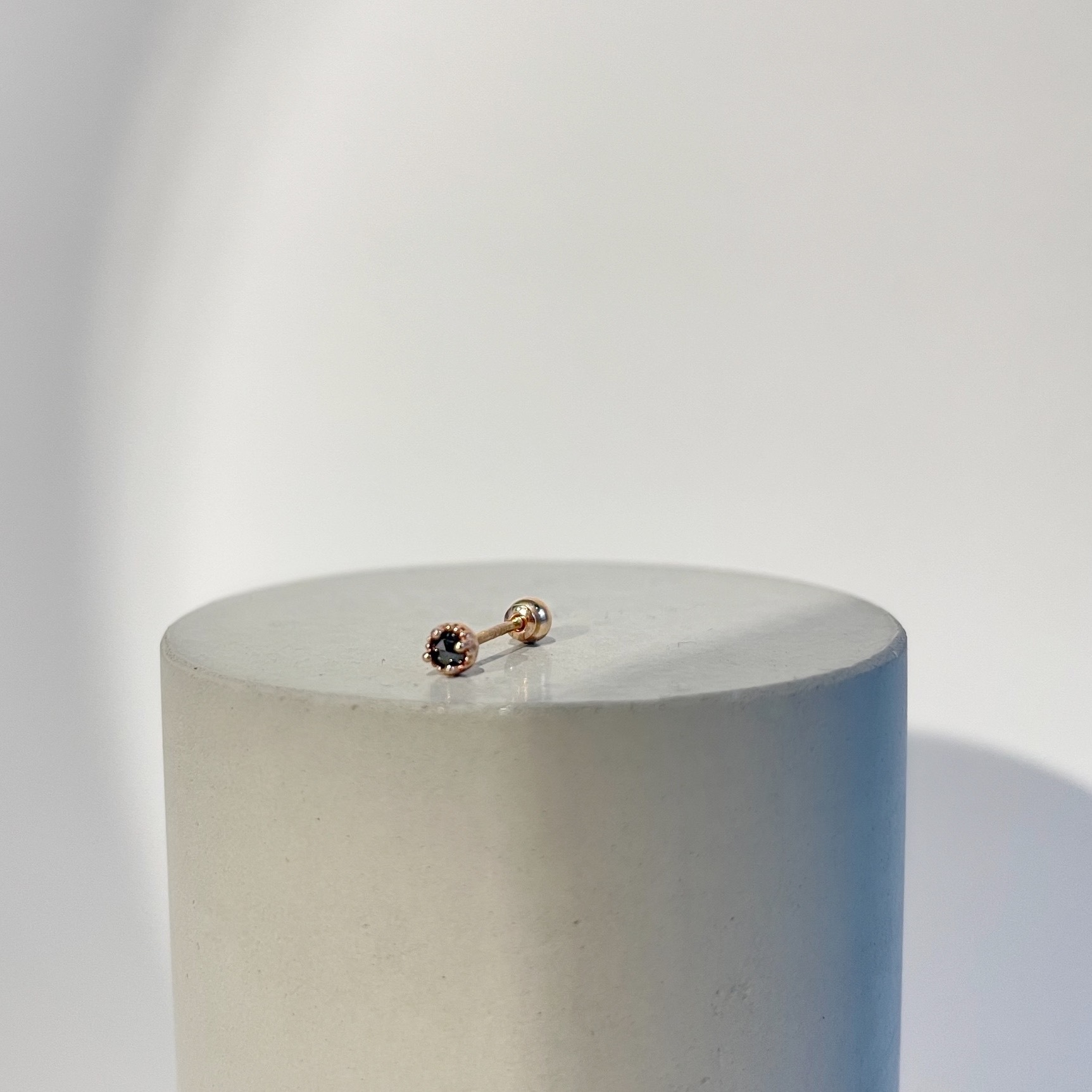 14k四爪0.02ct黑鑽原礦轉珠耳環