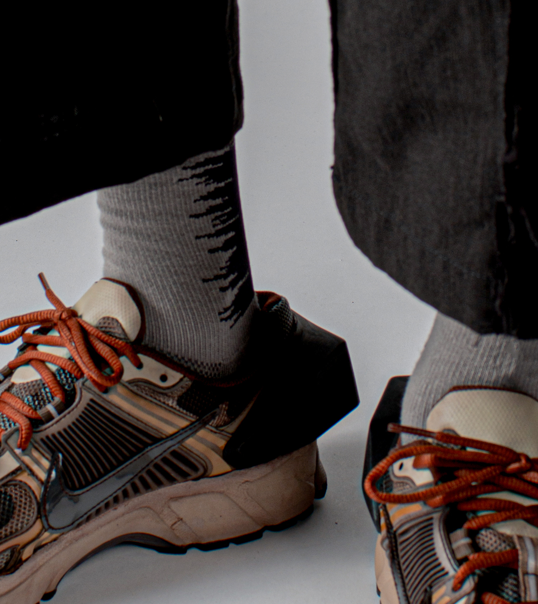 台灣設計配件品牌nozzle quiz x VACANT “IRRATIONAL” 聯名合作襪履｜非理性 不規則 雜訊線條 沈穩低調 黑暗色系 反抗調性