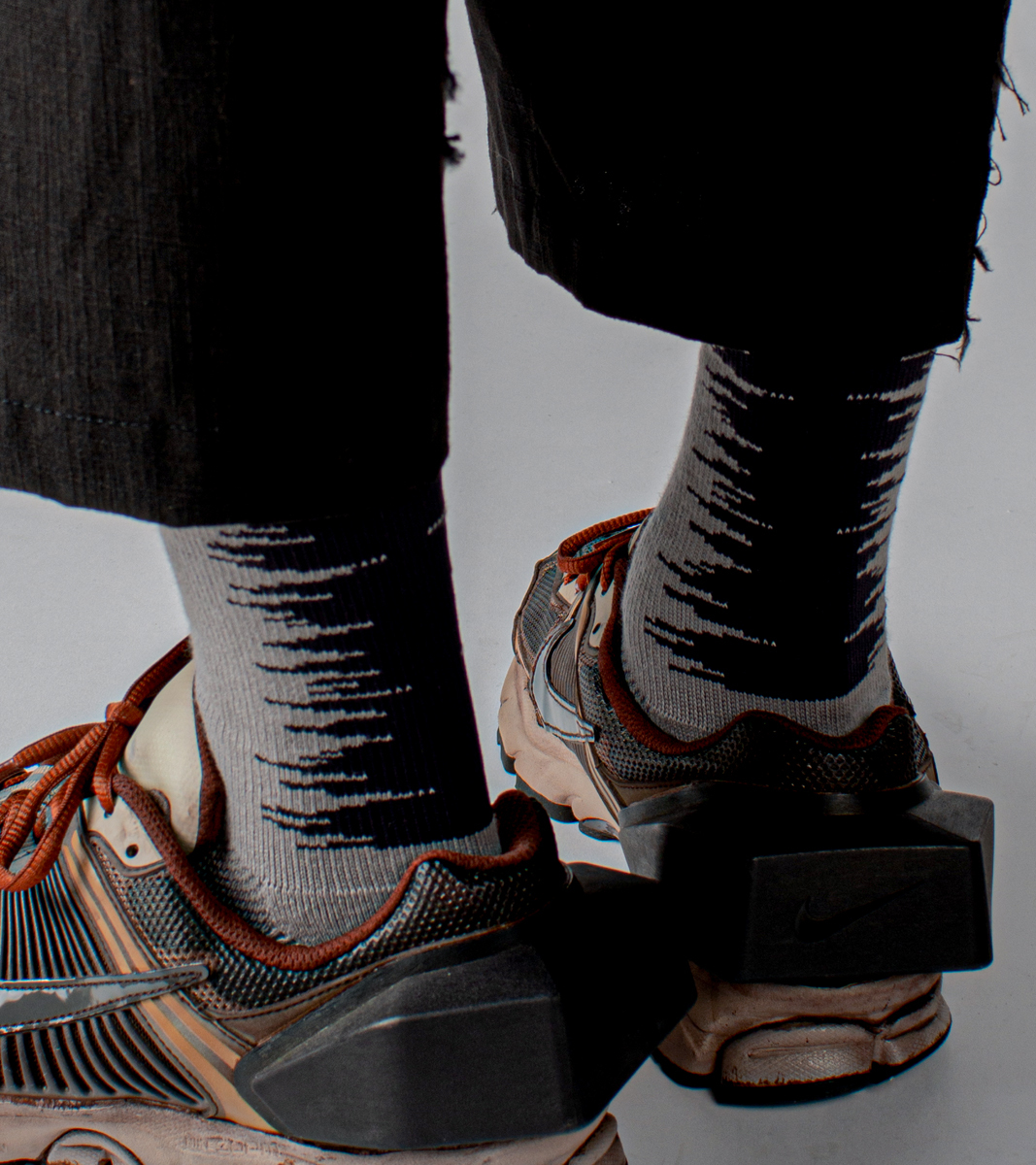 台灣設計配件品牌nozzle quiz x VACANT “IRRATIONAL” 聯名合作襪履｜非理性 不規則 雜訊線條 沈穩低調 黑暗色系 反抗調性