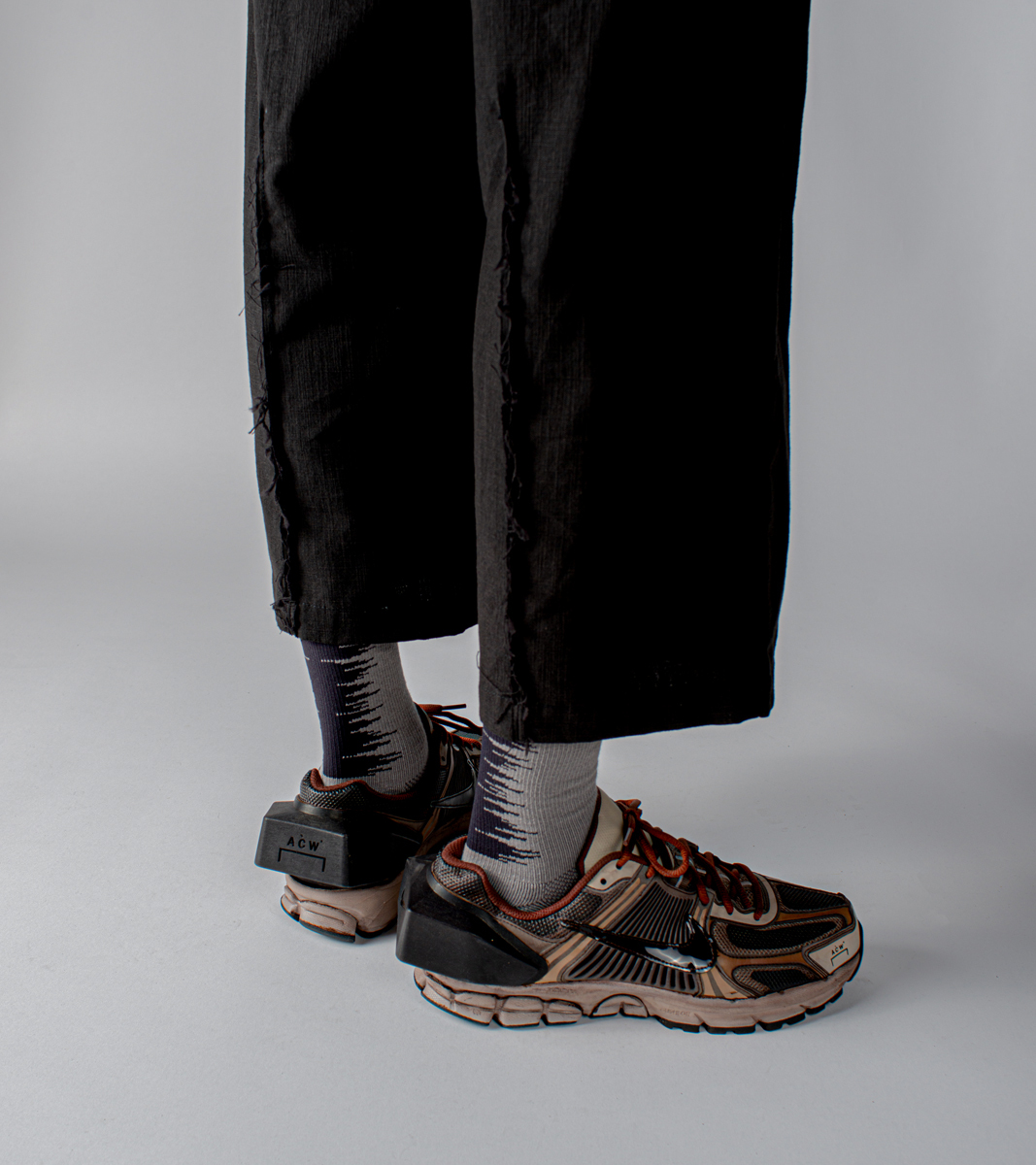 台灣設計配件品牌nozzle quiz x VACANT “IRRATIONAL” 聯名合作襪履｜非理性 不規則 雜訊線條 沈穩低調 黑暗色系 反抗調性