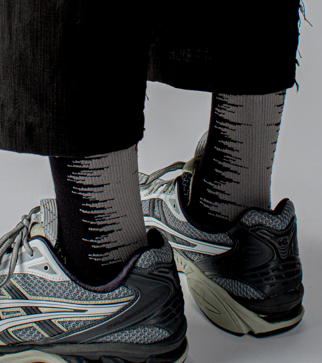 台灣設計配件品牌nozzle quiz x VACANT “IRRATIONAL” 聯名合作襪履｜非理性 不規則 雜訊線條 沈穩低調 黑暗色系 反抗調性