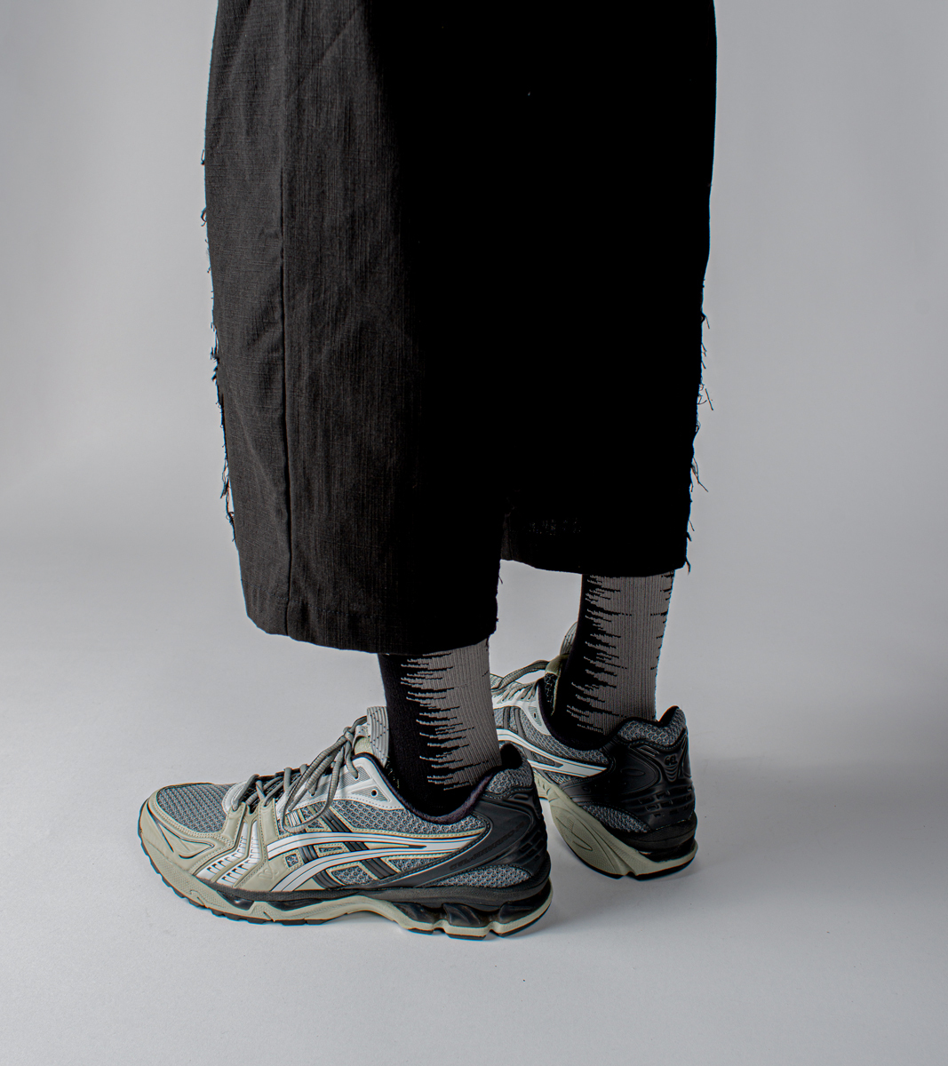 台灣設計配件品牌nozzle quiz x VACANT “IRRATIONAL” 聯名合作襪履｜非理性 不規則 雜訊線條 沈穩低調 黑暗色系 反抗調性