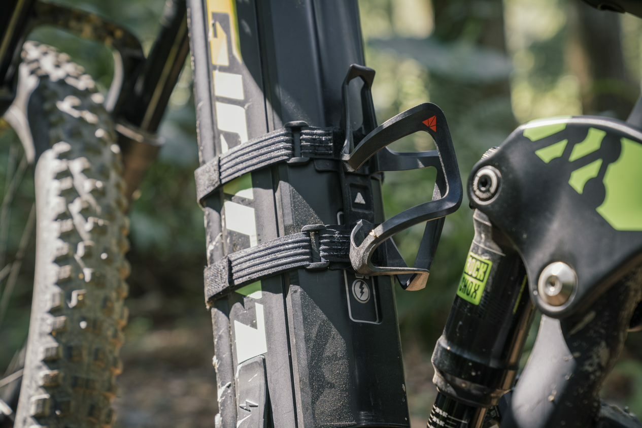 Granite Aux E+ 電動車碳纖水壺架-支援無鎖孔車架(魔鬼氈固定)