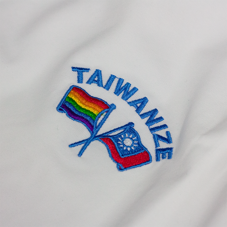 TAIWANIZE 象牙白國旗T恤的彩虹旗、台灣國旗與品牌字樣刺繡細節