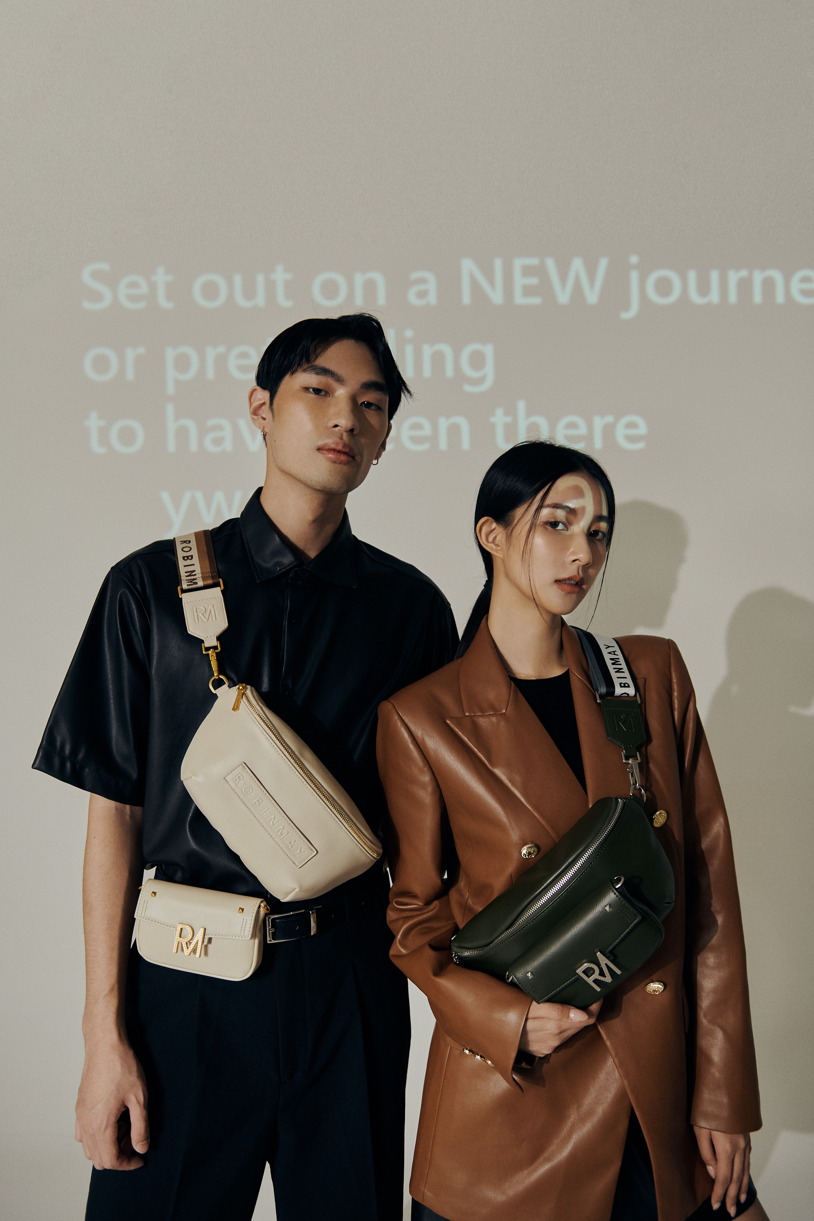 石墨橄欖綠賦予甜帥的搖滾魅力，奶油灰白則透出低調的溫柔純淨