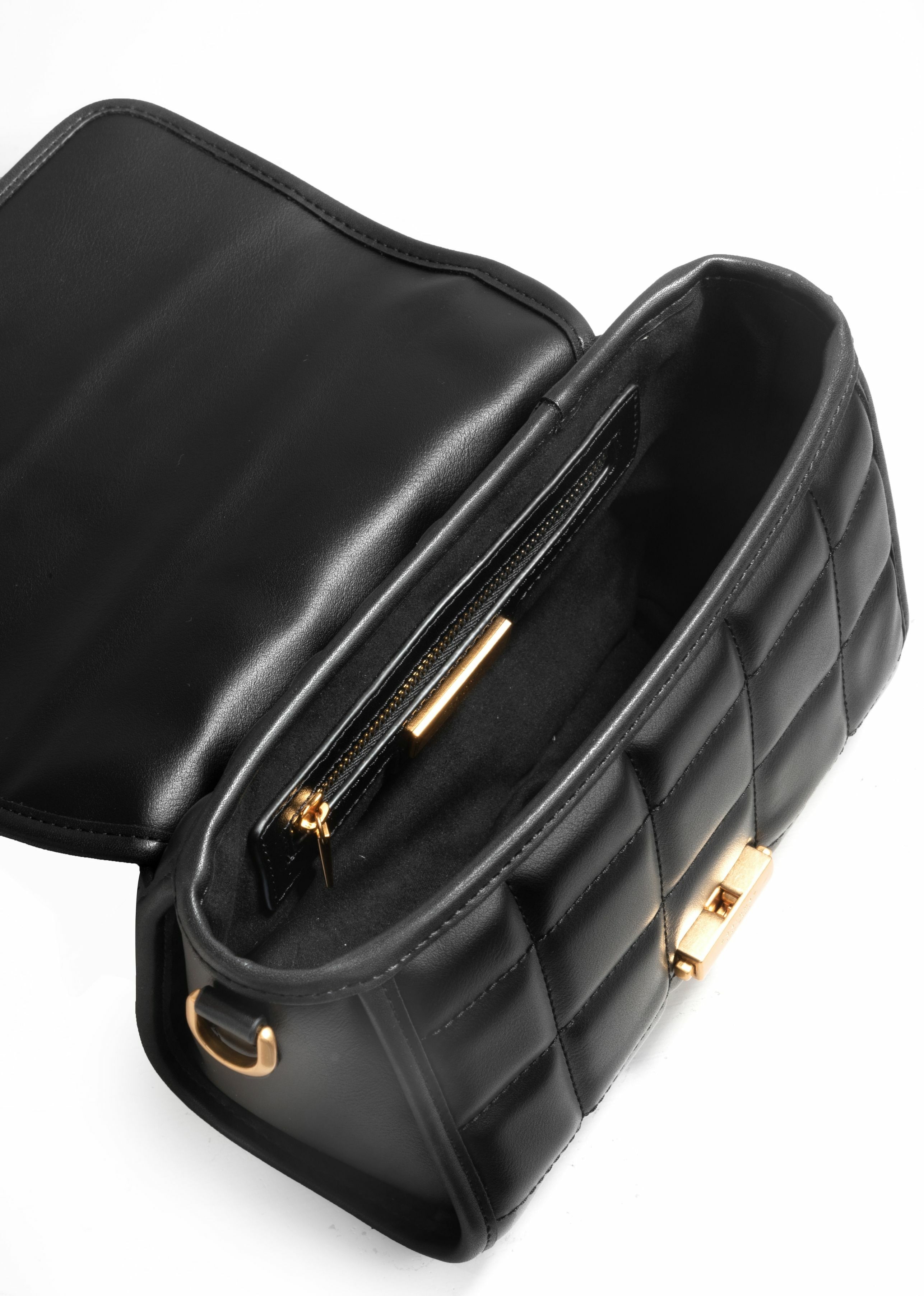 內部採用簡易的收納空間  搭配小暗袋  整體呈現簡約風格