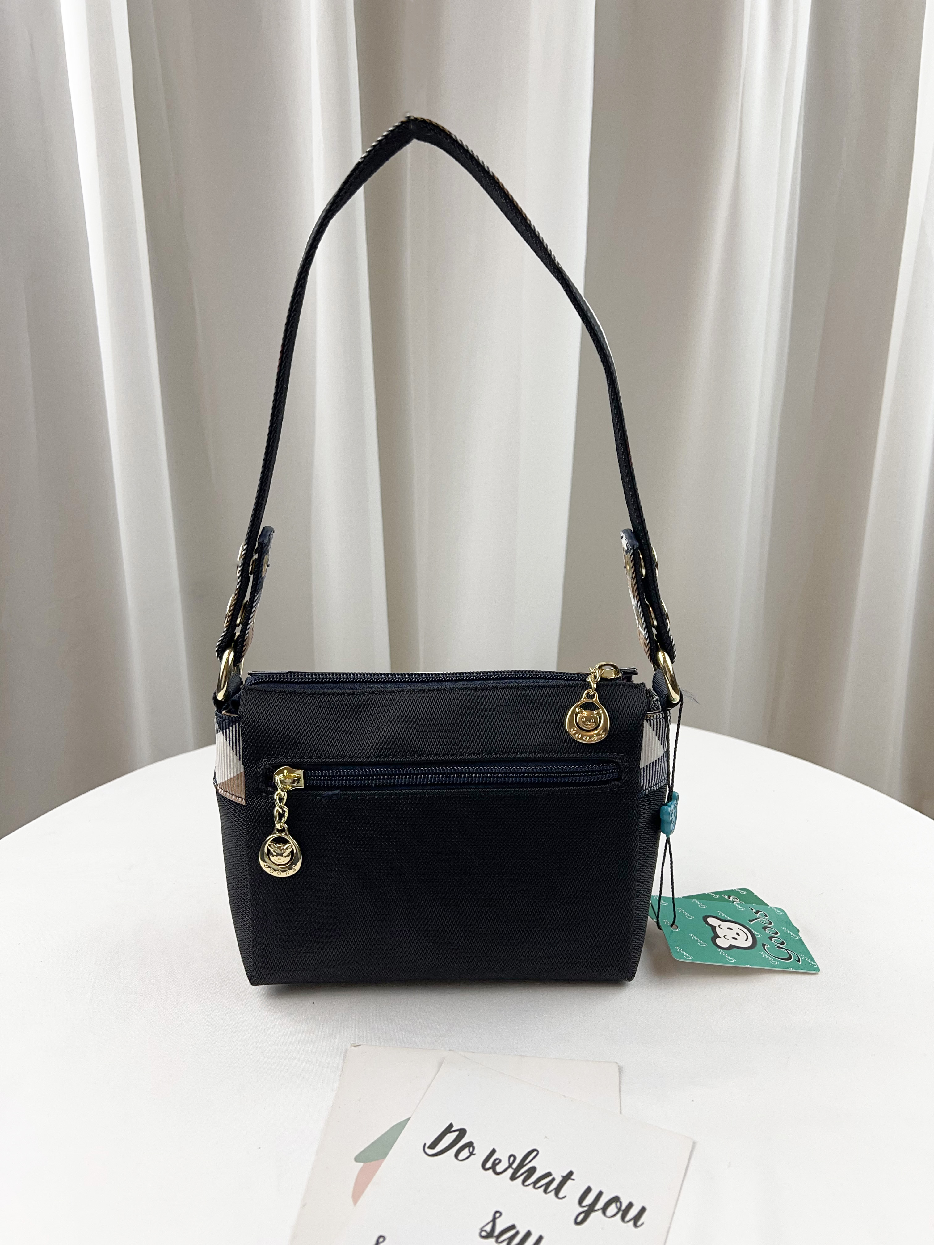 GOODS 大格黑 經典拼色防潑水側背包 #2026