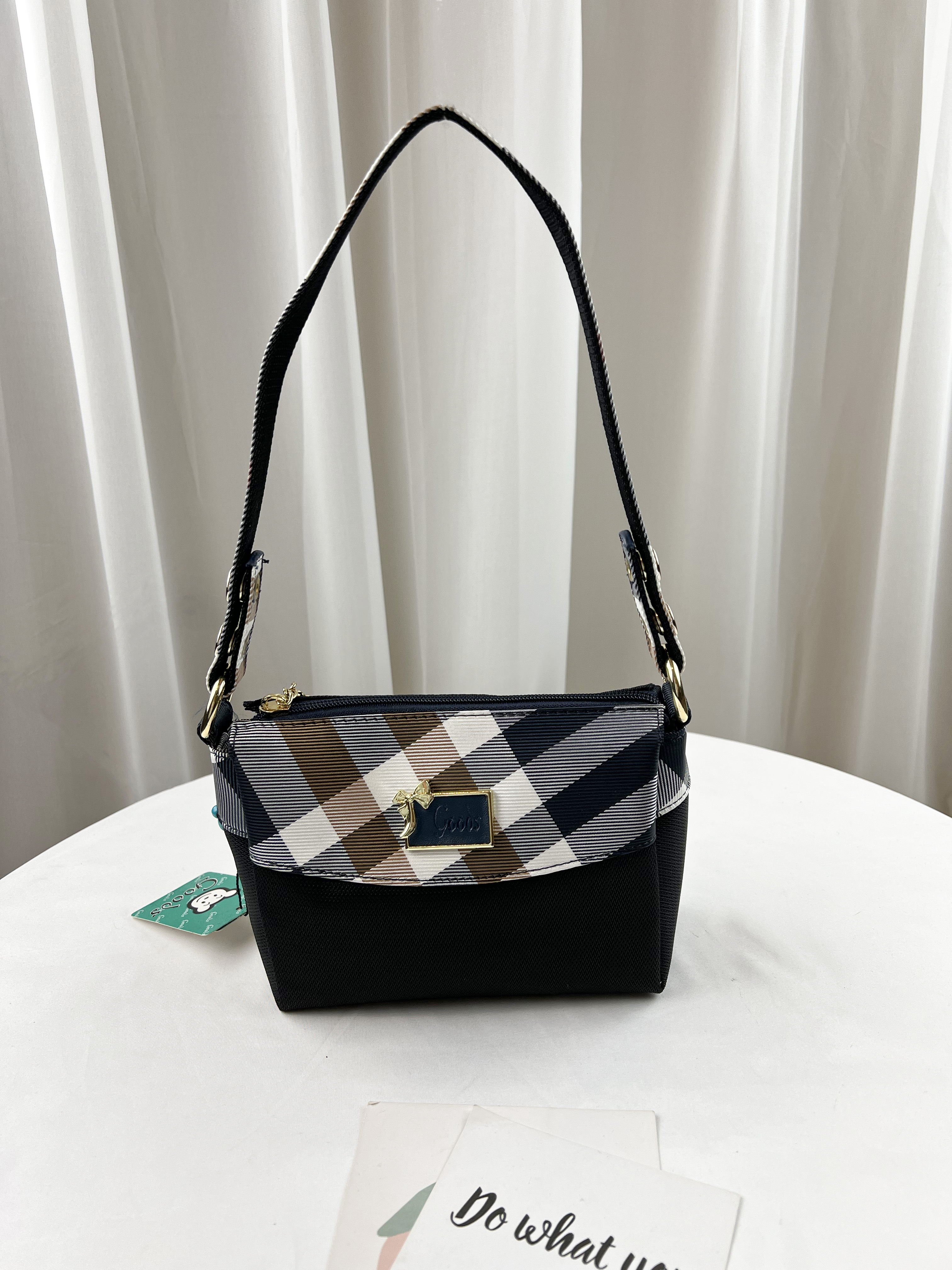 GOODS 大格黑 經典拼色防潑水側背包 #2026