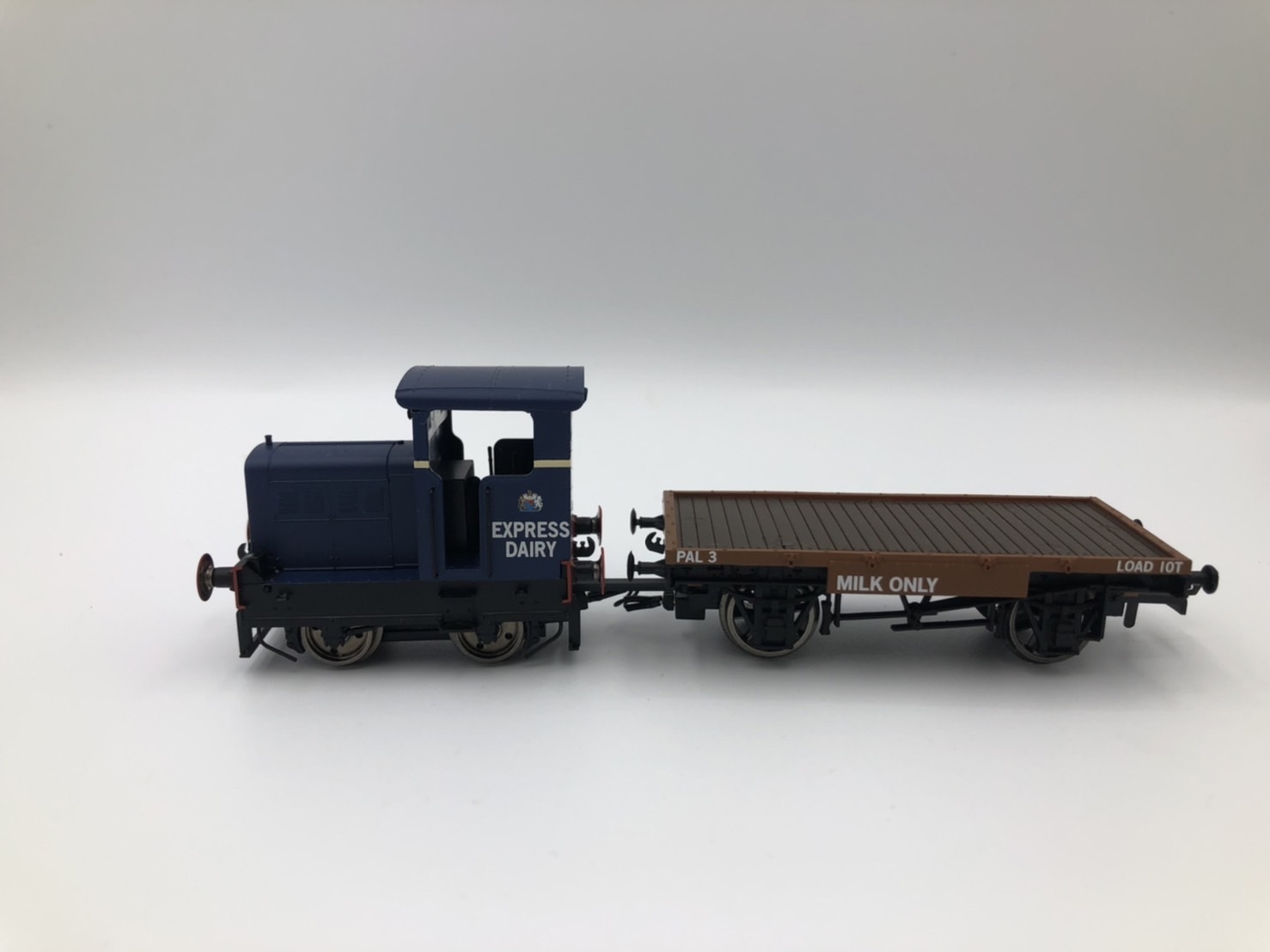 Hornby R3943 HO規 Express Dairy Co. Ltd Ruston & Hornsby 48DS 0-4-0, 235511 Era 4/5/6 類比柴油車