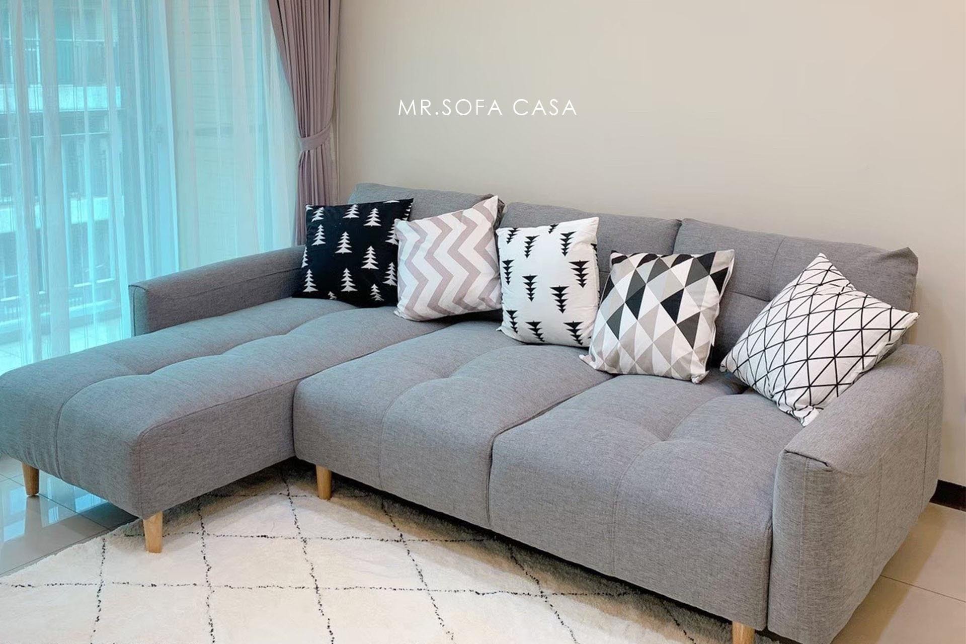 里昂沙發內含高彈性科技棉，坐感Q彈有支撐力