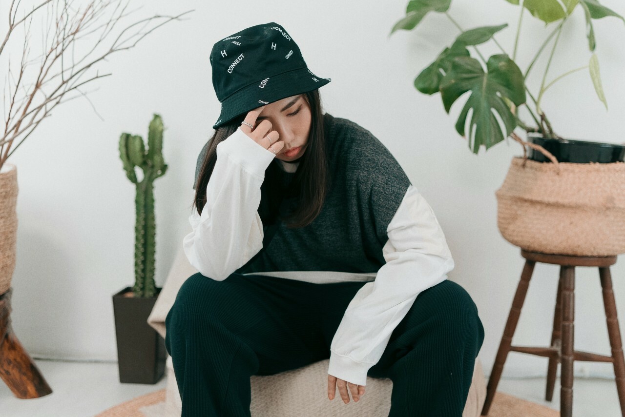 深灰色寬版針織衫穿搭