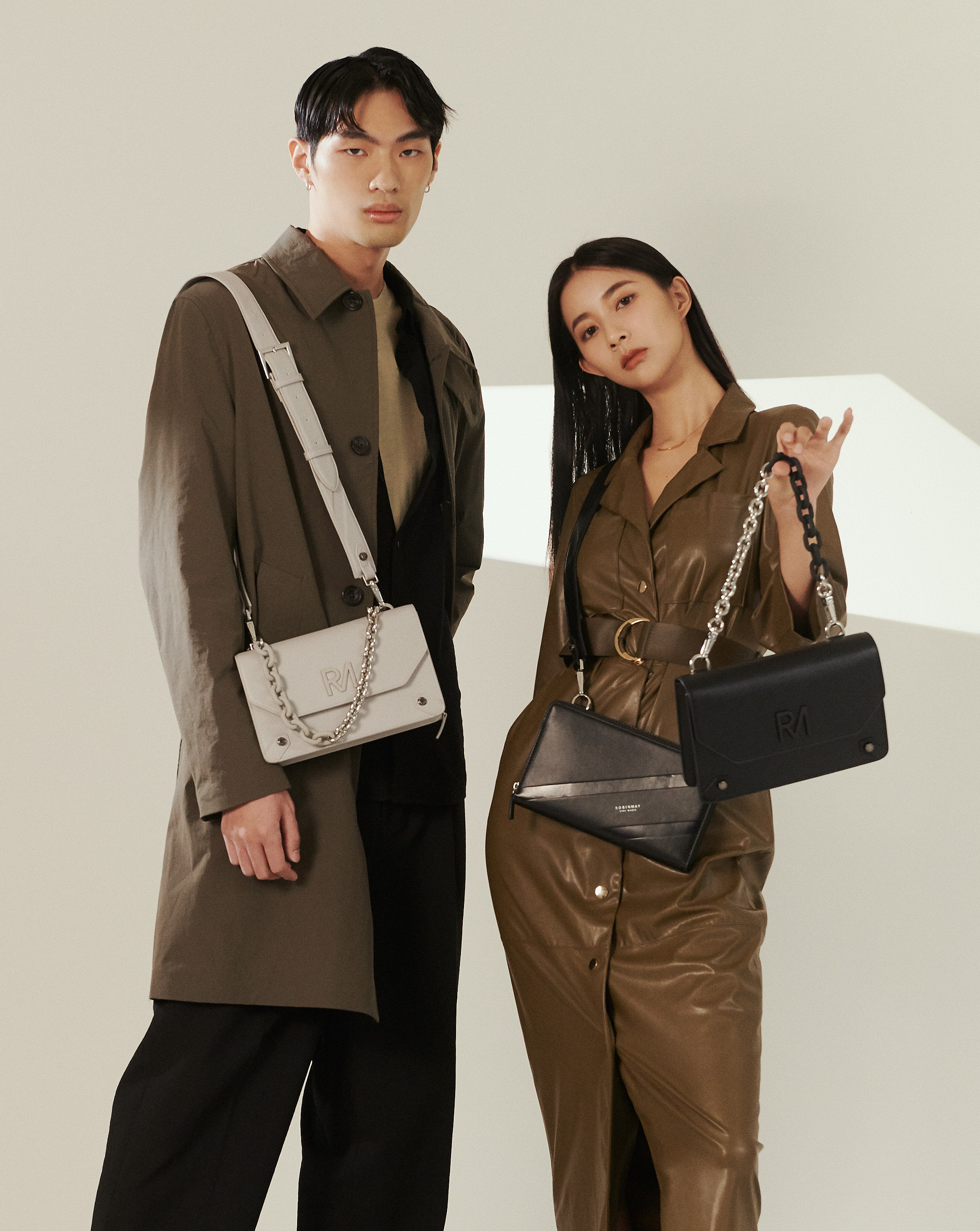 在顏色選擇有百搭的四色系  『 黑、灰白、摩卡杏、麋灰色 』