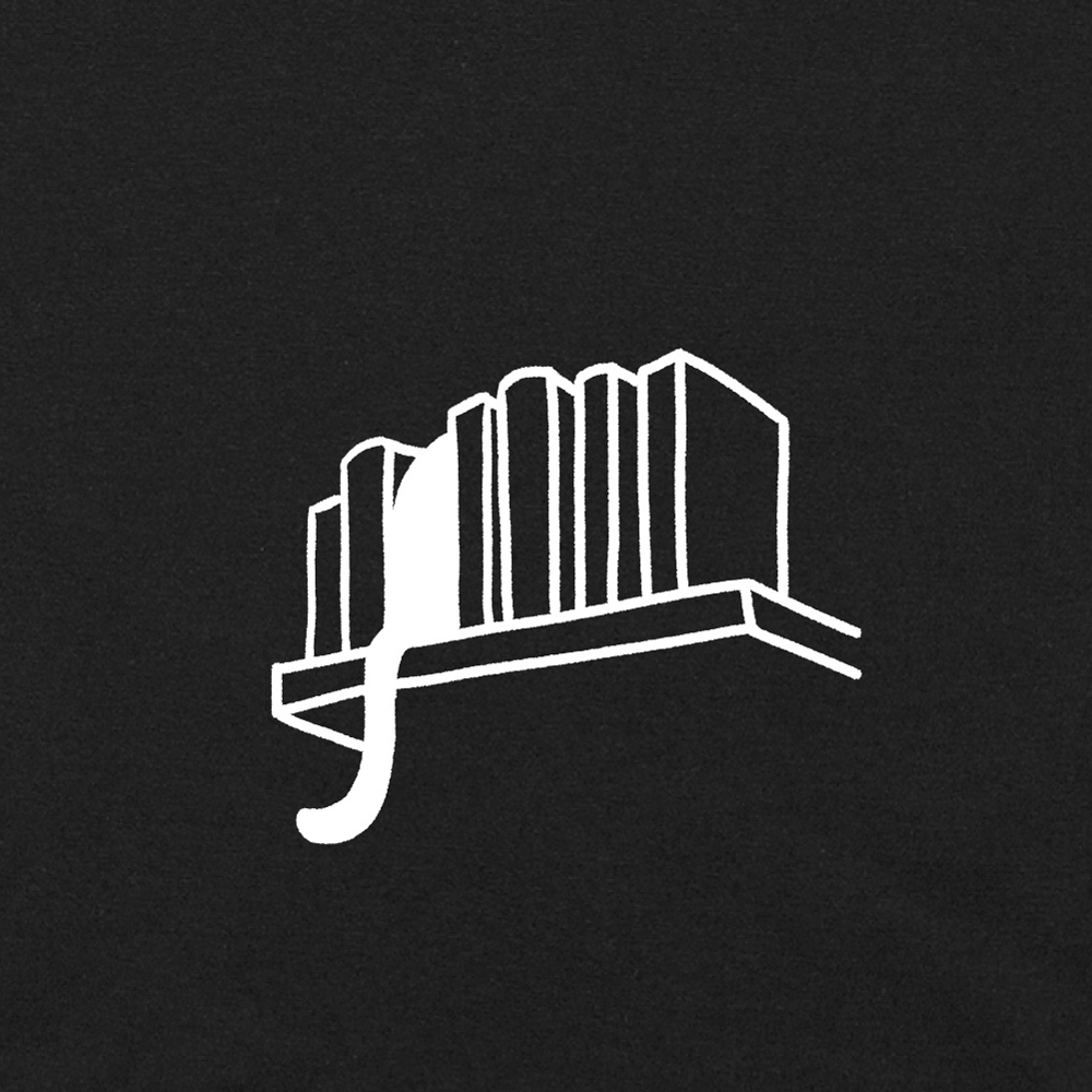 躲貓貓T恤 - 書架上