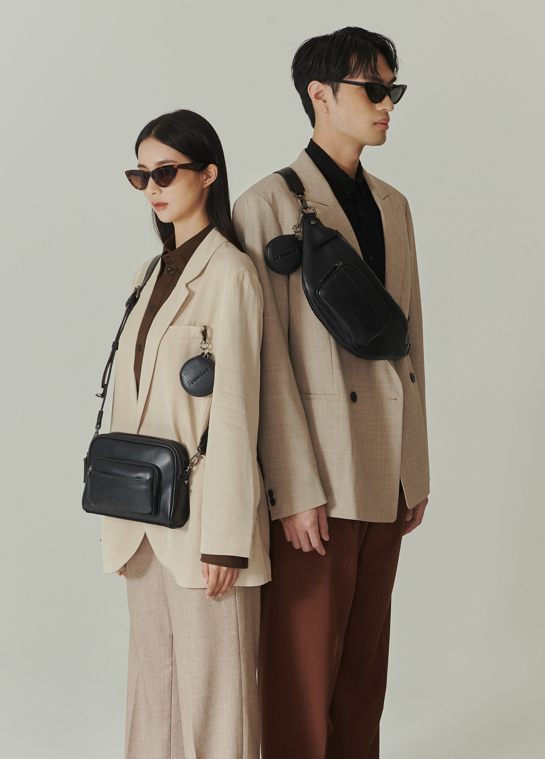 顏色則選擇中性的低彩度色感  『 經典黑色、穩重深灰、質感綠色 』