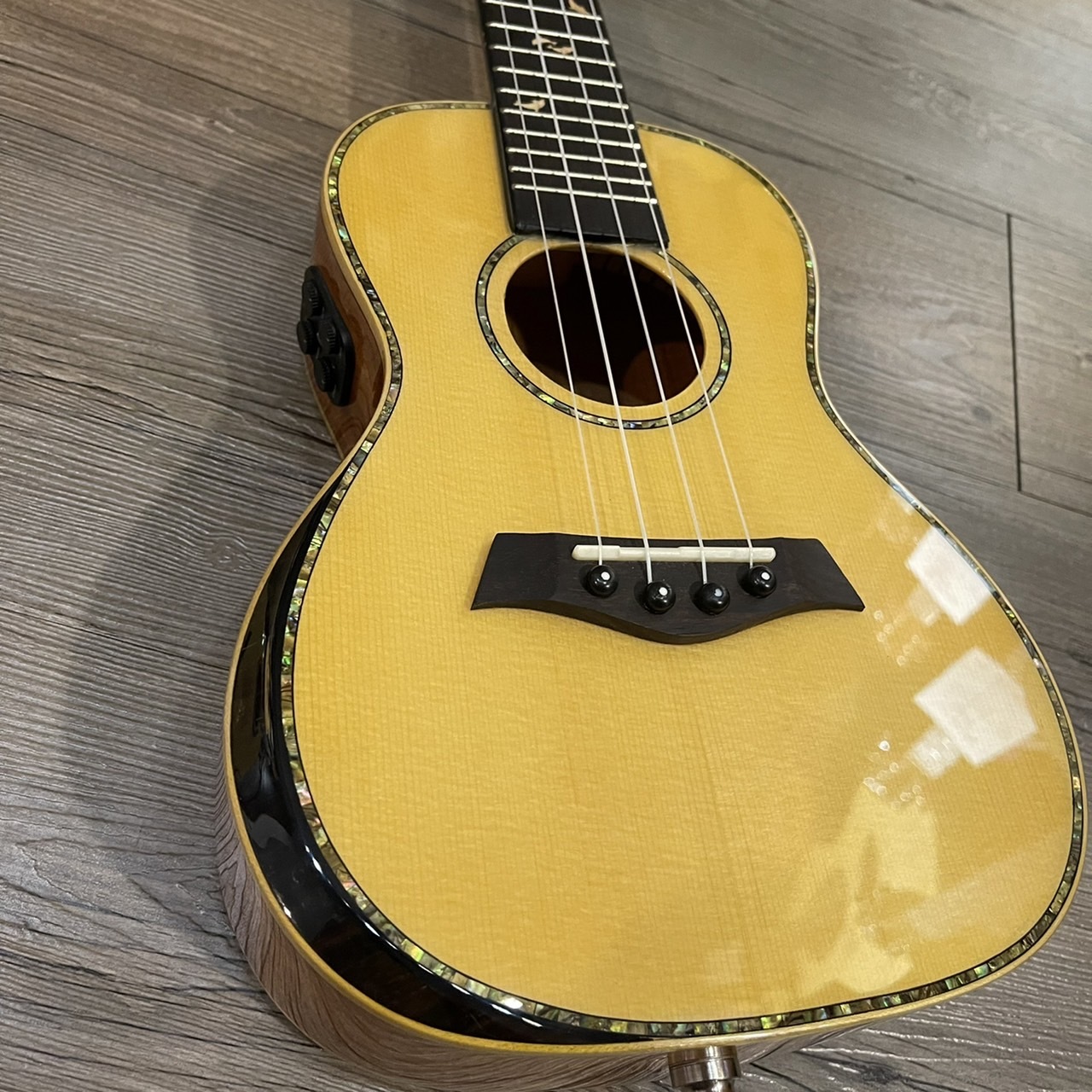 Weissenberg U3SME 烏克麗麗 可插電 加振拾音器