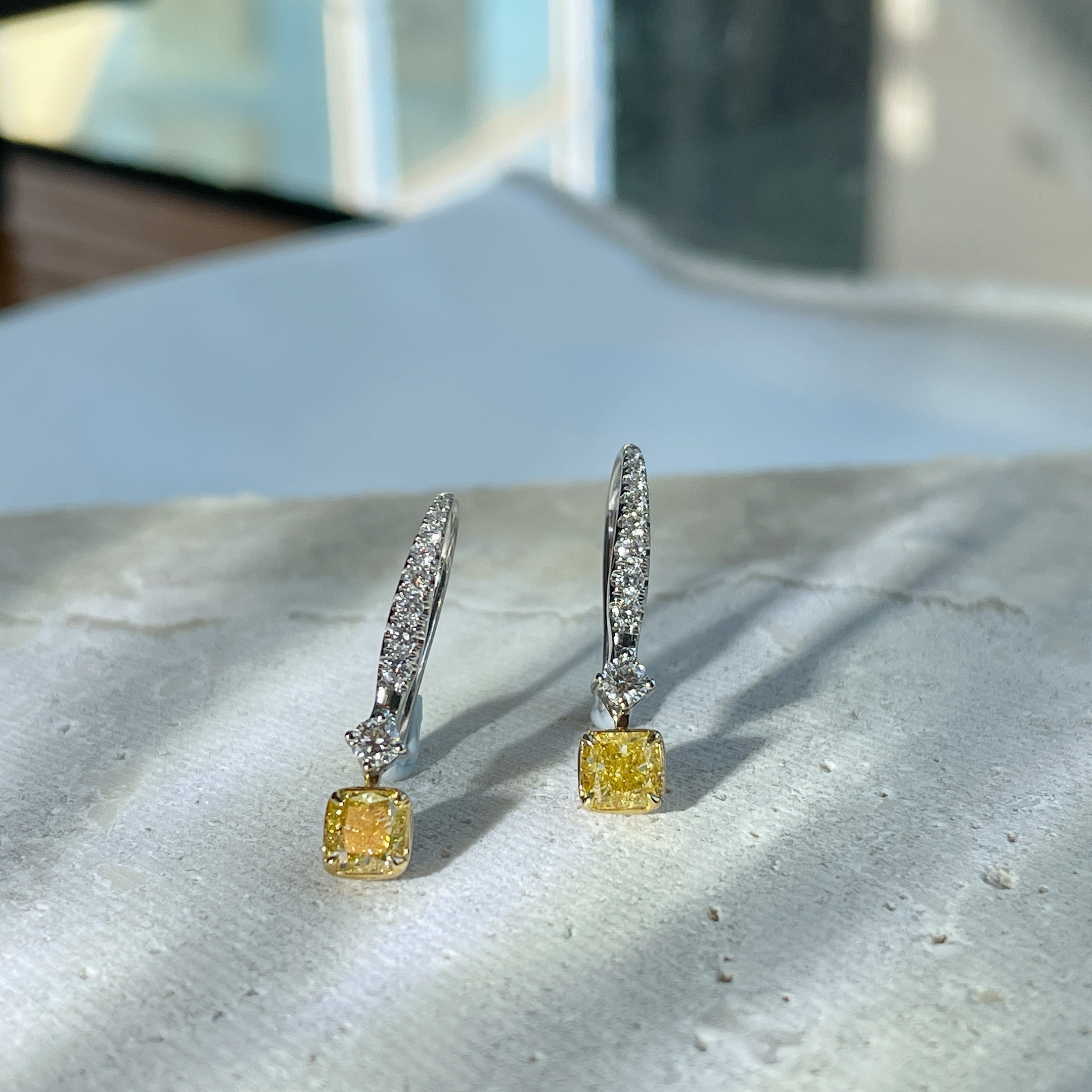 18K金濃彩黃鑽石耳勾