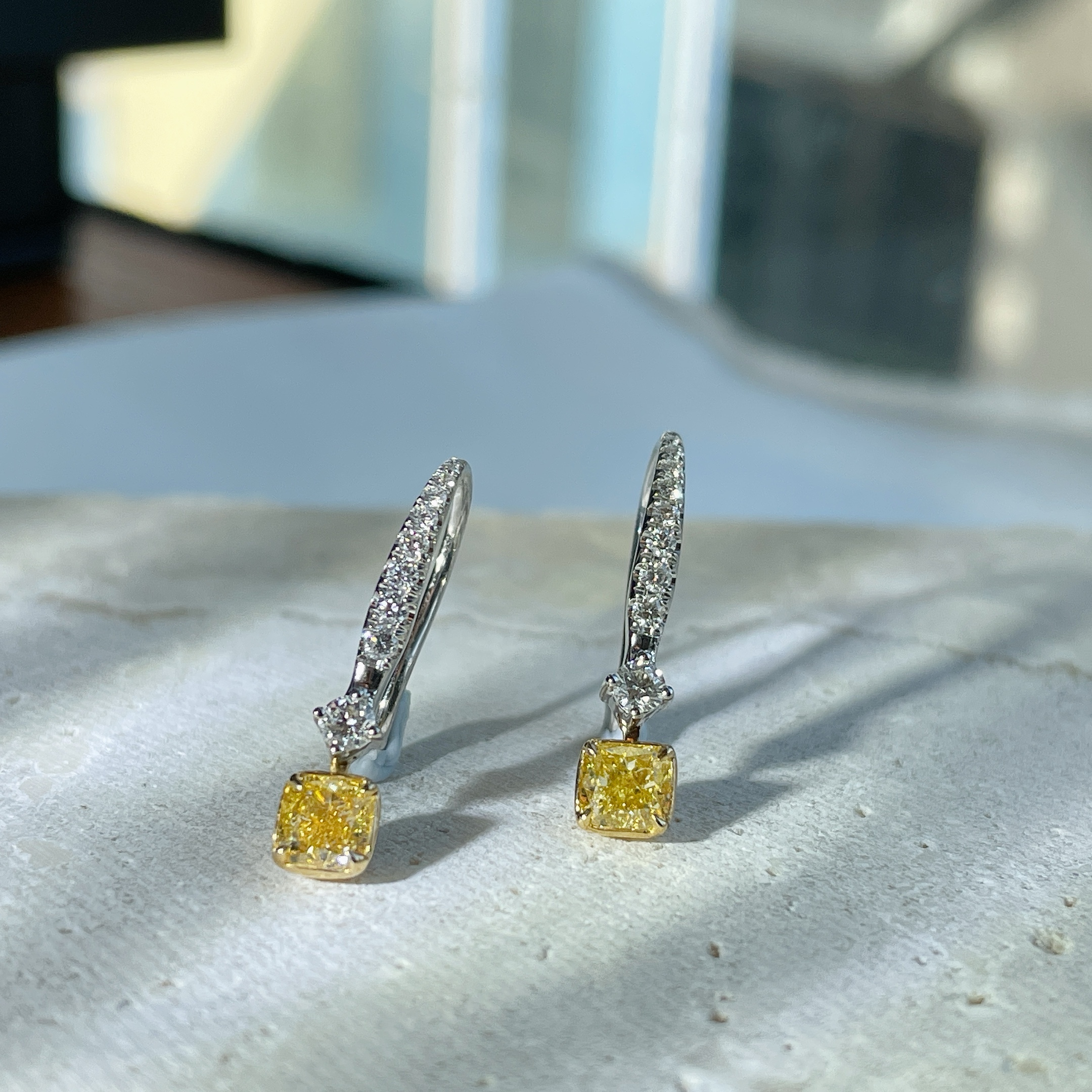 18K金濃彩黃鑽石耳勾