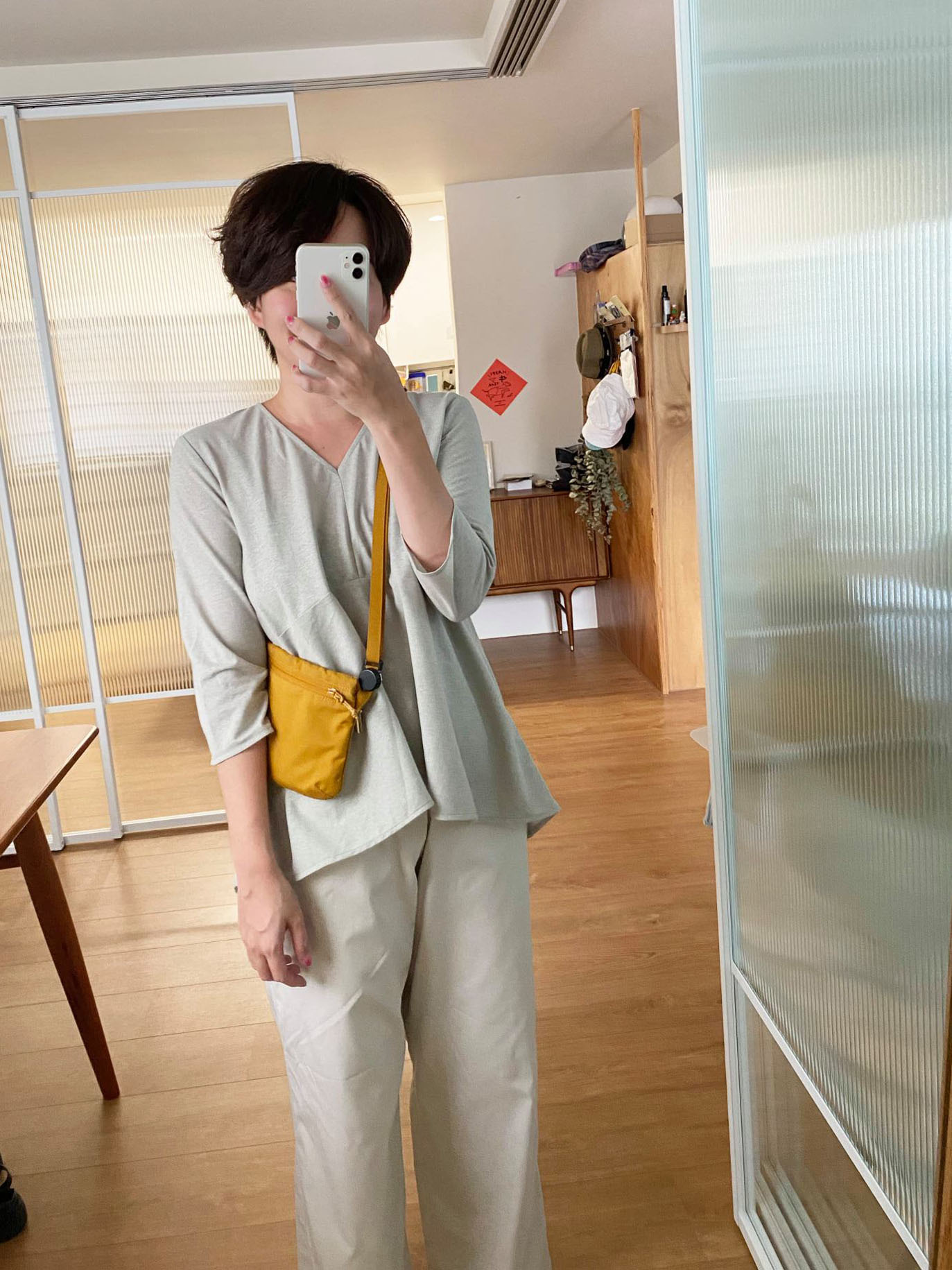 日出V領剪接長袖上衣-綠蕨