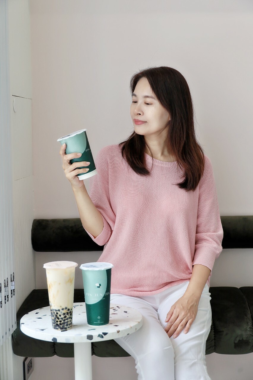 粉色針織衫穿搭