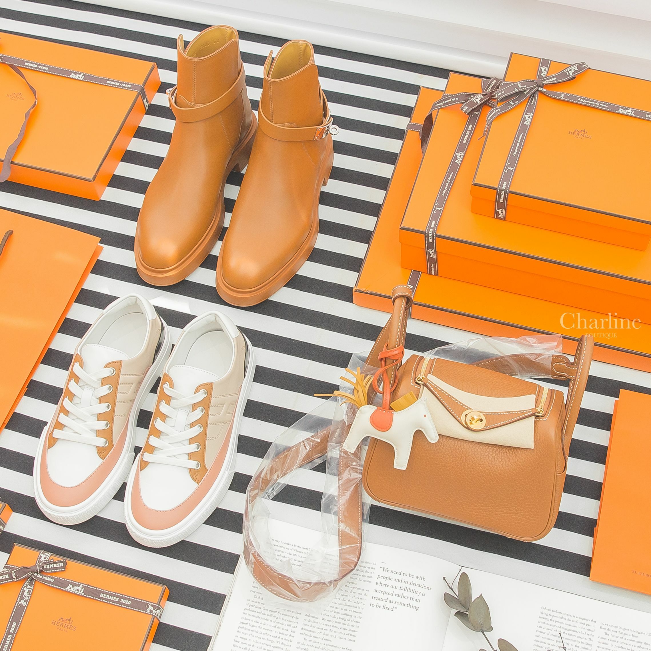 Hermès Boot 自然棕色銀釦小牛皮踝靴,Hermès Sneaker 白底粉裸棕黑拼色小牛皮運動鞋,Hermès Lindy Mini 37 焦糖色金釦,Hermès Charm 奶昔白小馬吊飾-Charline Boutique 精品代購
