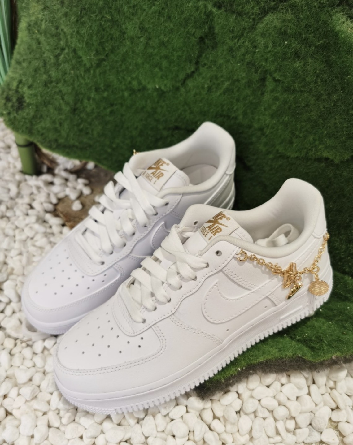 Nike Air Force 1 LX "Lucky Charms" 全白 金鍊條 女款