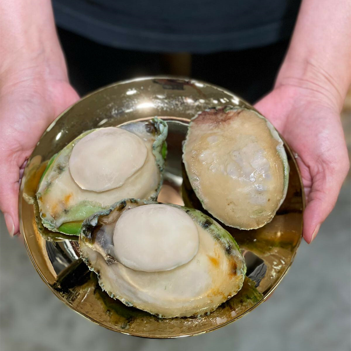 【急凍澳洲（2-3頭）鮑魚】由於每一隻的克數唔同，需要致電：25591097 查詢，或者WhatsApp ：98867492購買