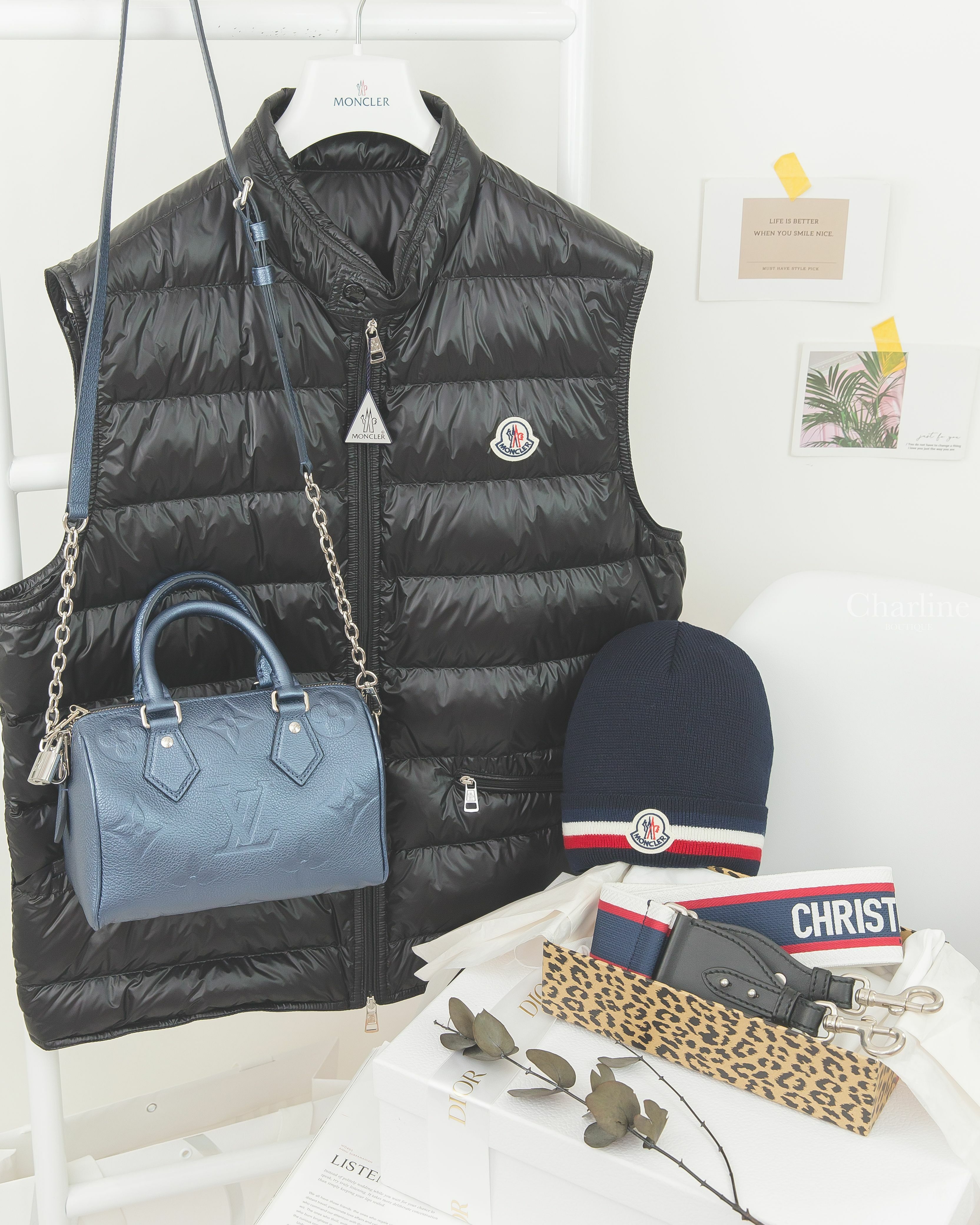 Moncler Beanie 夜藍色紅白線條羊毛毛帽,Moncler Gui 黑色小立領亮面羽絨背心,Dior Strap 藍紅白刺繡寬版銀釦小牛皮背帶,LV Speedy 珍珠藍銀鍊荔枝紋牛皮手提肩背包-Charline Boutique 精品代購