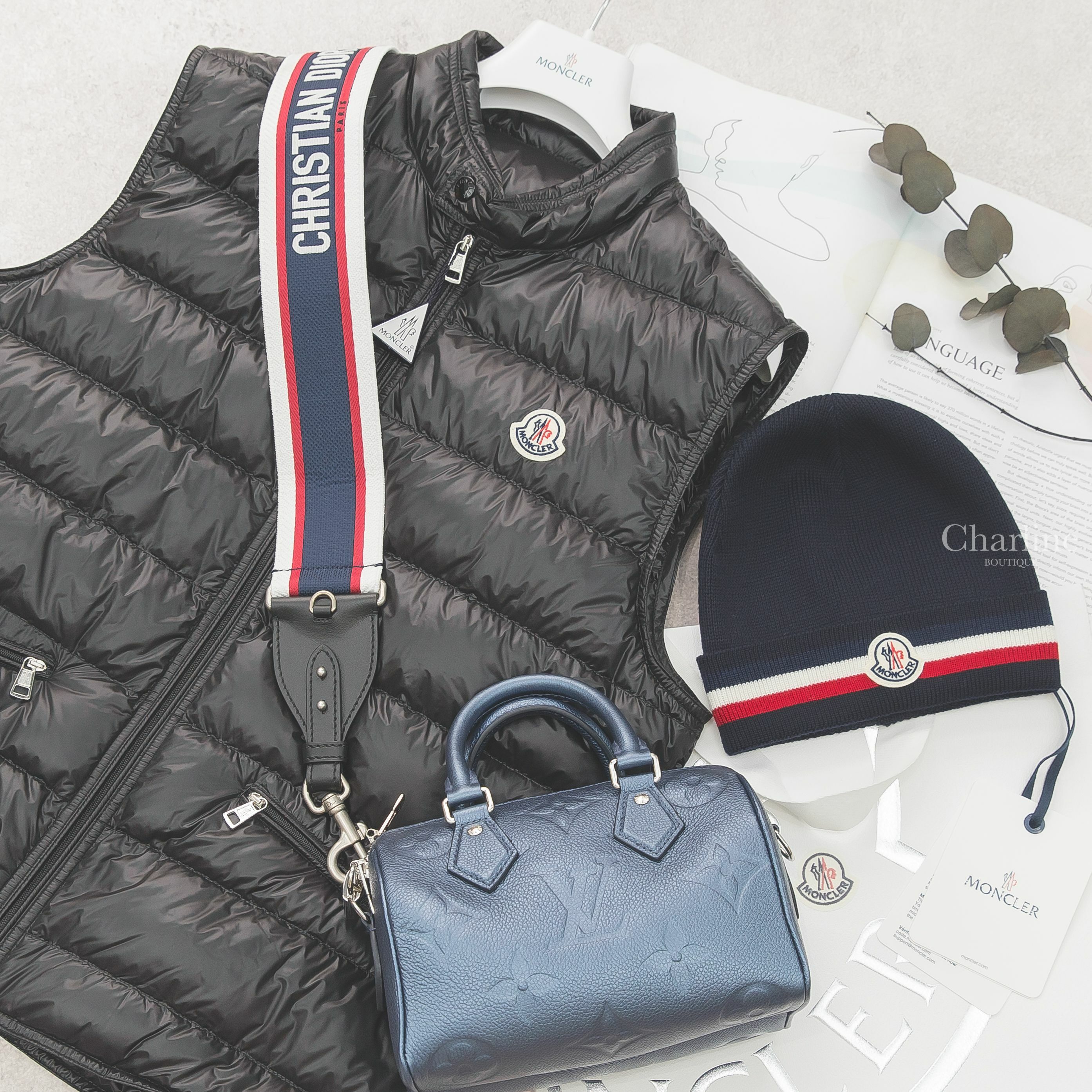 Moncler Beanie 夜藍色紅白線條羊毛毛帽,Moncler Gui 黑色小立領亮面羽絨背心,Dior Strap 藍紅白刺繡寬版銀釦小牛皮背帶,LV Speedy 珍珠藍銀鍊荔枝紋牛皮手提肩背包-Charline Boutique 精品代購