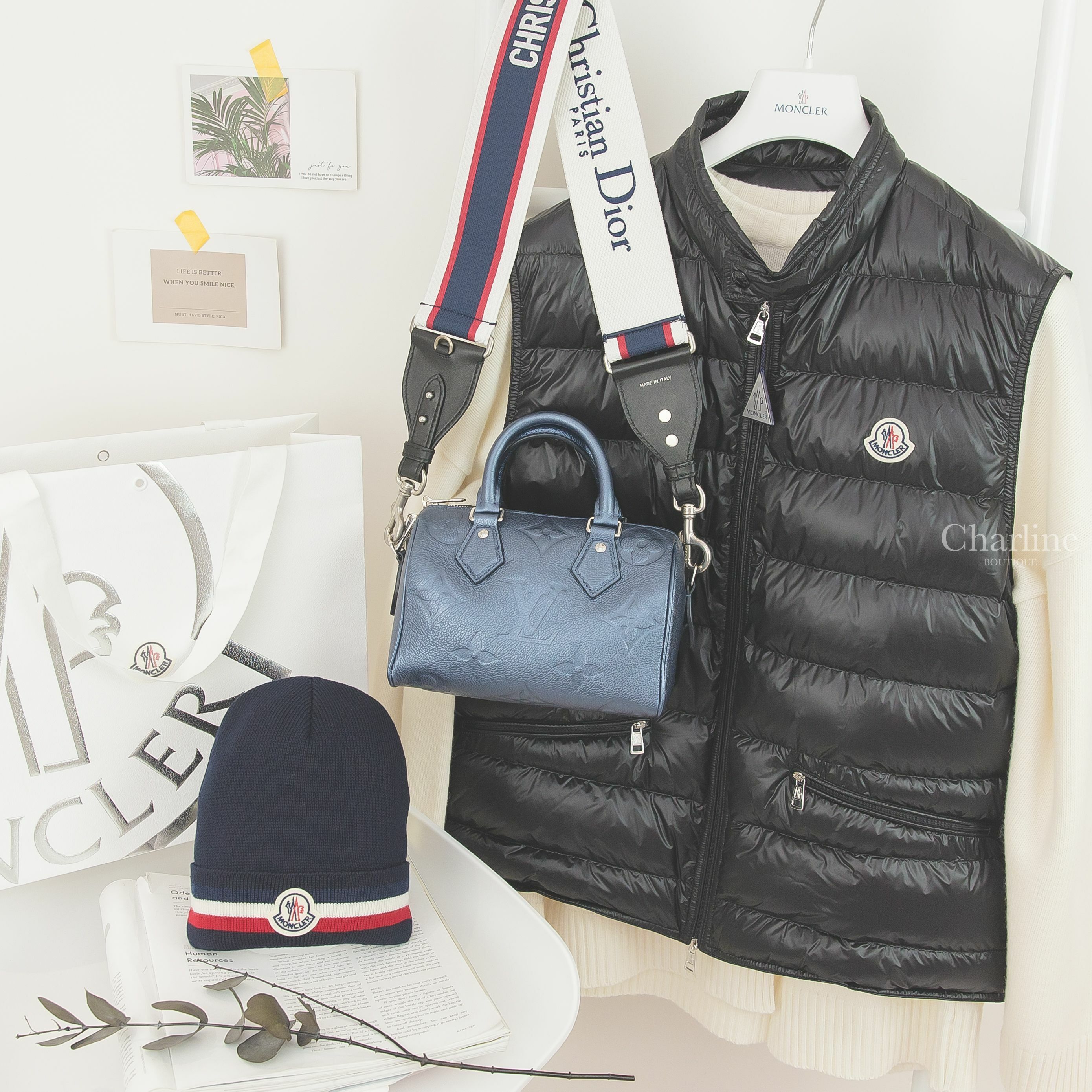 Moncler Beanie 夜藍色紅白線條羊毛毛帽,Moncler Gui 黑色小立領亮面羽絨背心,Dior Strap 藍紅白刺繡寬版銀釦小牛皮背帶,LV Speedy 珍珠藍銀鍊荔枝紋牛皮手提肩背包-Charline Boutique 精品代購