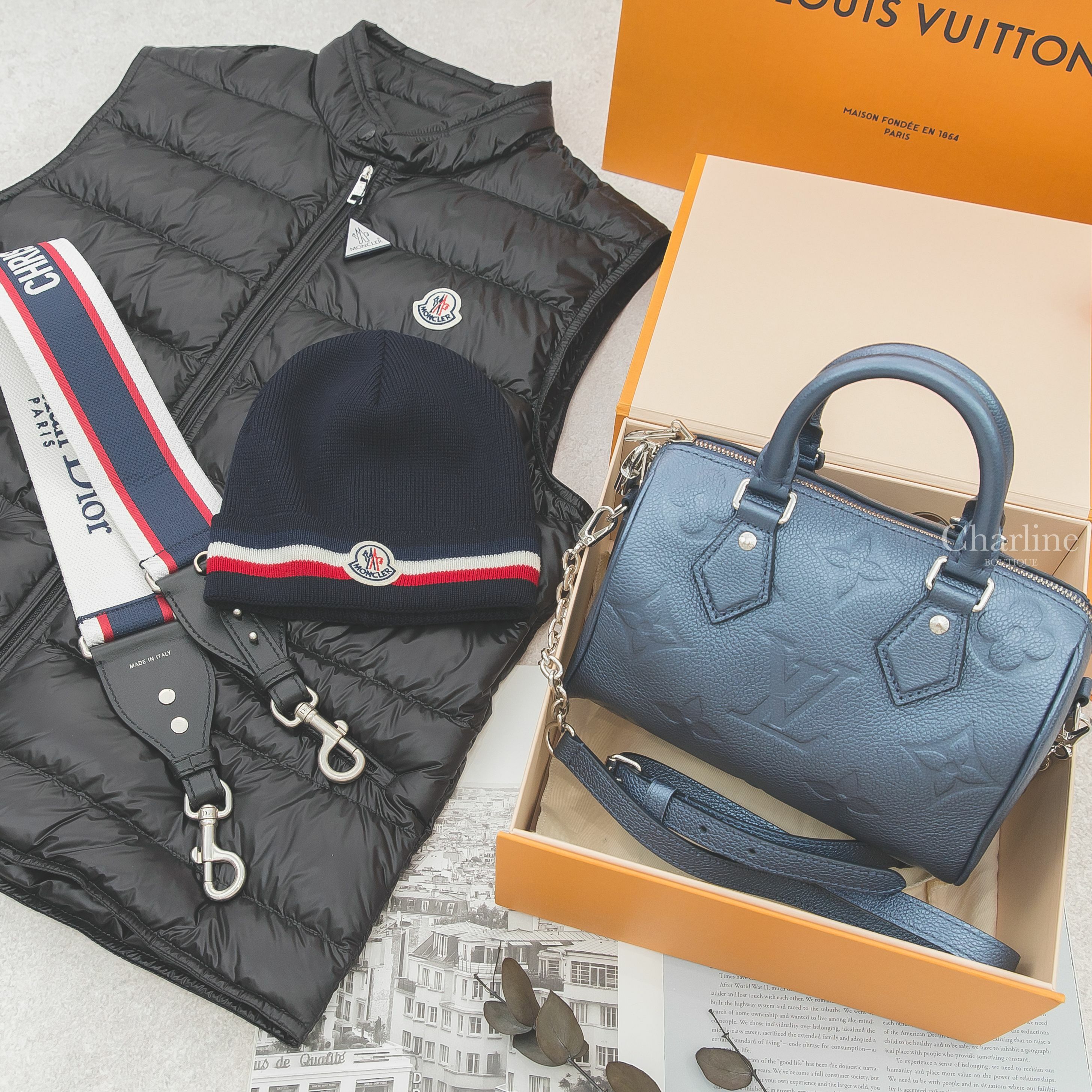 Moncler Beanie 夜藍色紅白線條羊毛毛帽,Moncler Gui 黑色小立領亮面羽絨背心,Dior Strap 藍紅白刺繡寬版銀釦小牛皮背帶,LV Speedy 珍珠藍銀鍊荔枝紋牛皮手提肩背包-Charline Boutique 精品代購