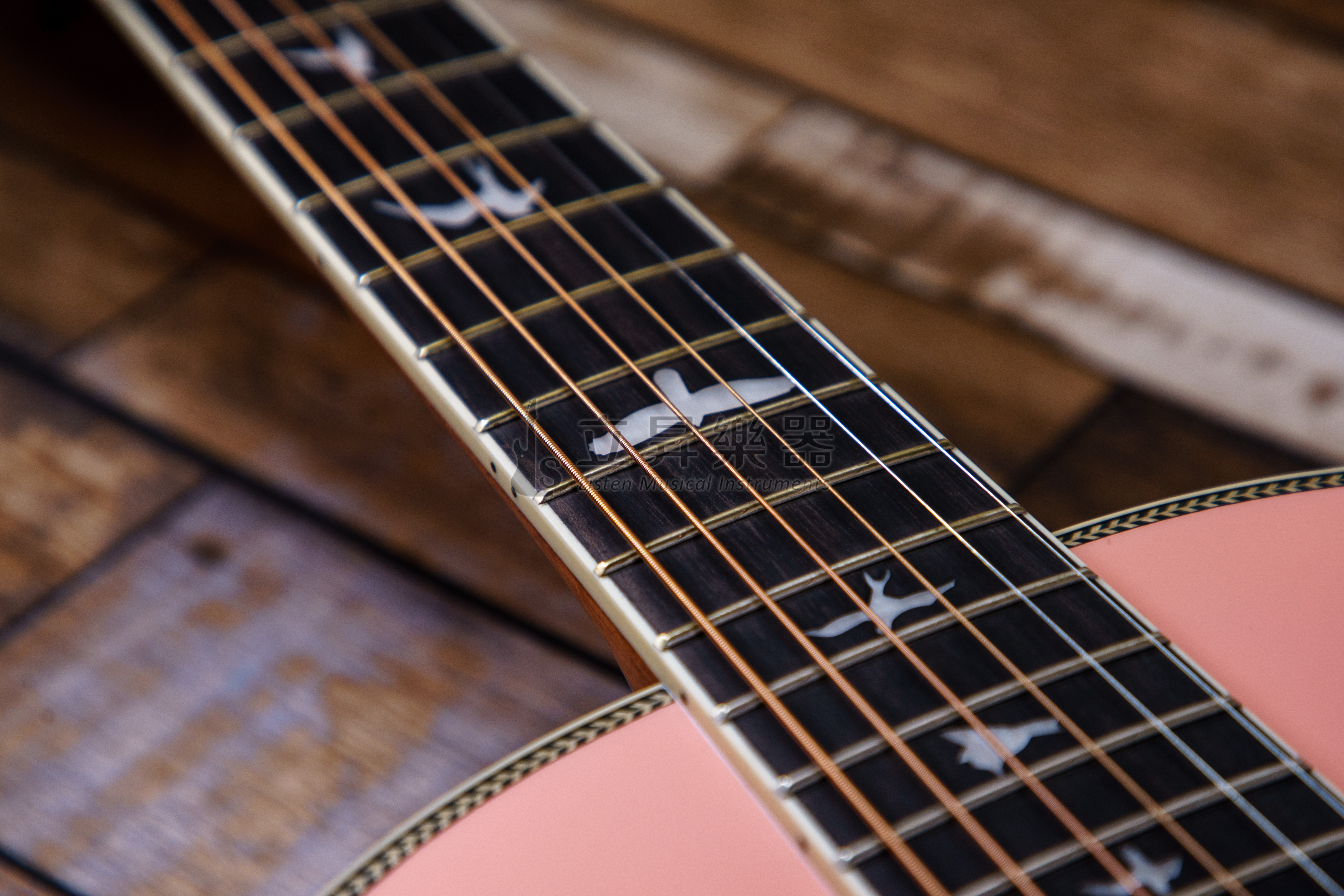 PRS PRS SE P20E SP 粉紅色 電木吉他 Parlor 桶身 桃花心面單板 側背板桃花心木 Fishman GT1 拾音器 附原廠厚琴袋 型號PPE20SASP 第 3 張圖片｜三峽吉他 / Bass