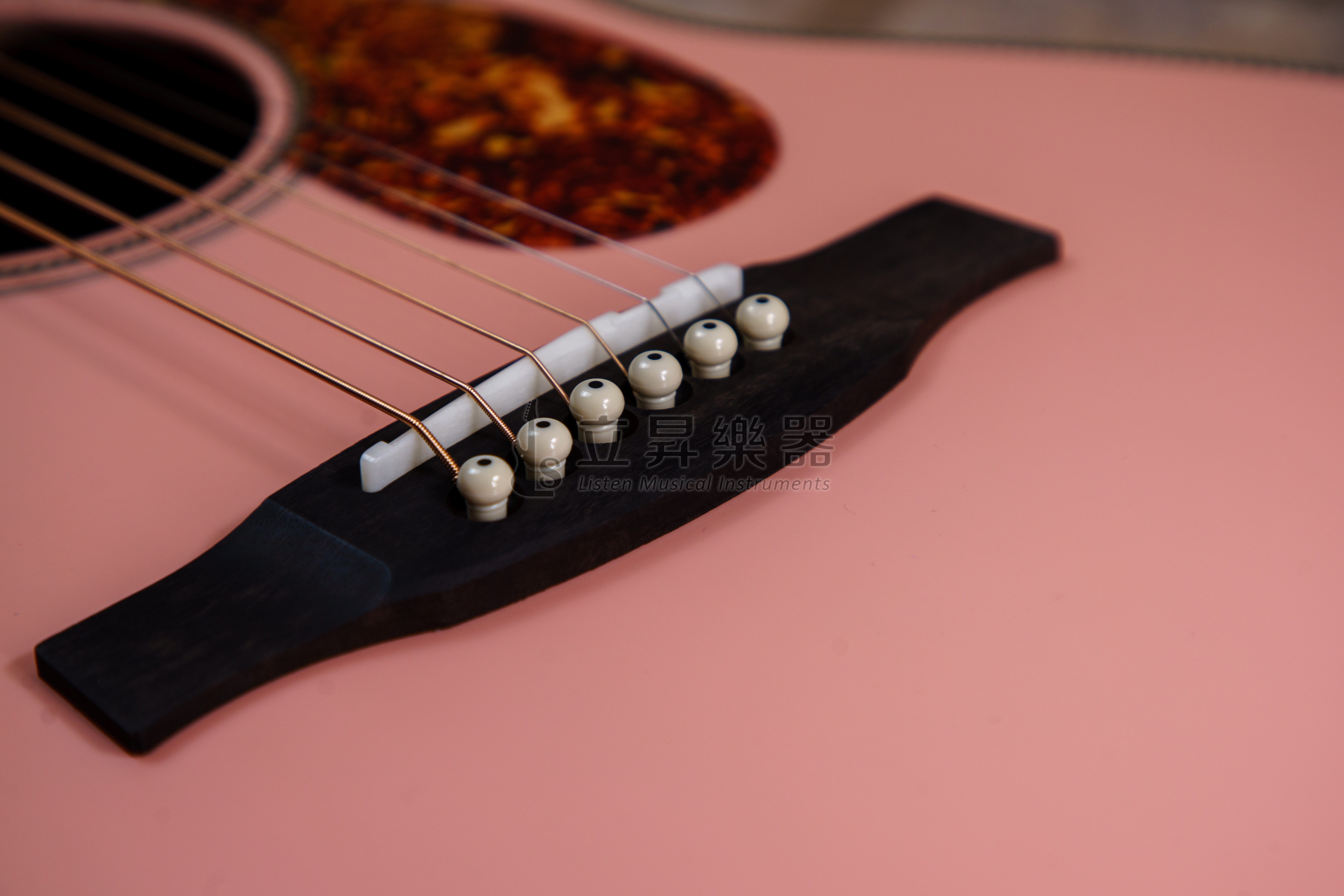 PRS PRS SE P20E SP 粉紅色 電木吉他 Parlor 桶身 桃花心面單板 側背板桃花心木 Fishman GT1 拾音器 附原廠厚琴袋 型號PPE20SASP 第 4 張圖片｜三峽吉他 / Bass