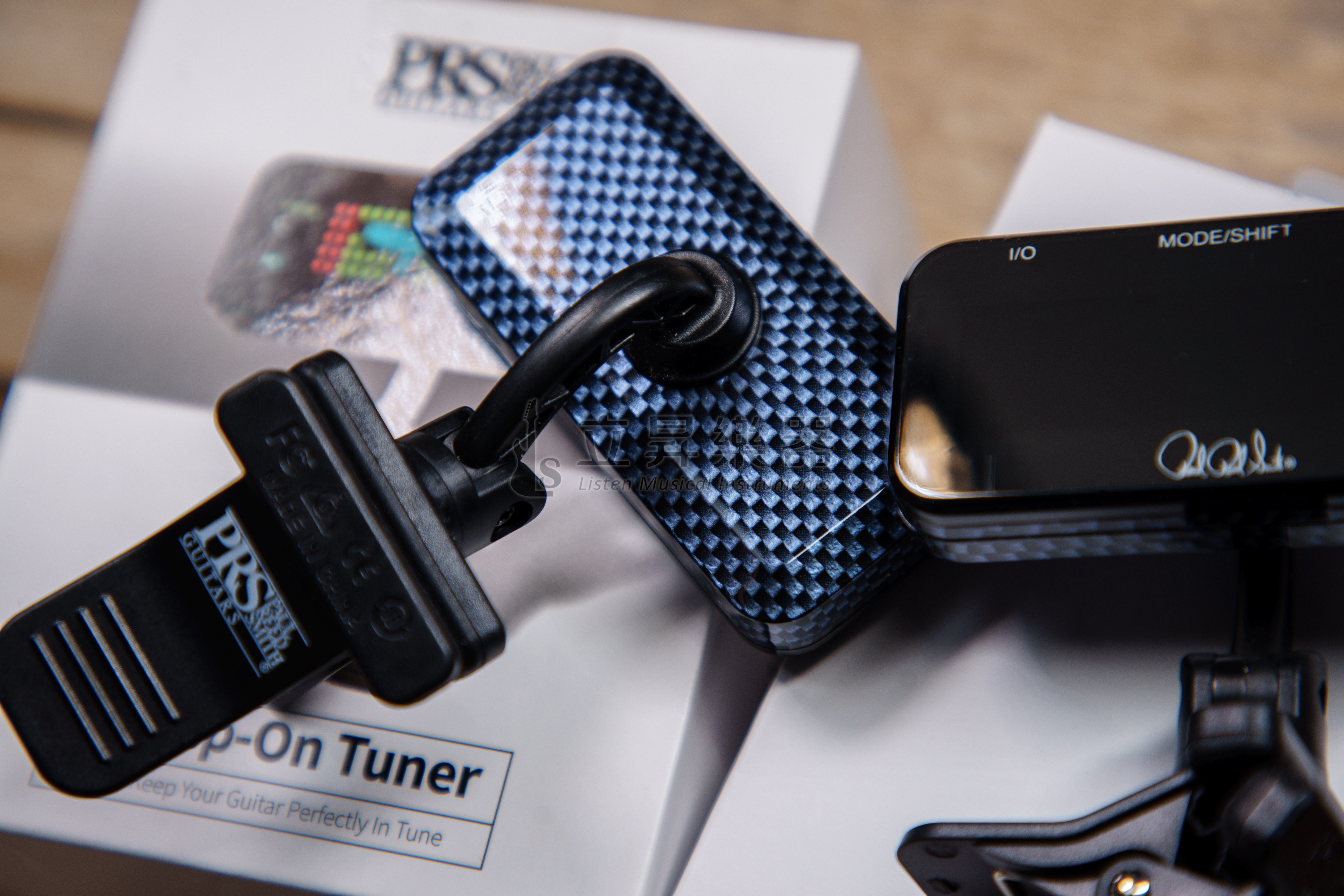 PRS 調音器 PRS Clip-on Tuner 高靈敏度 碳纖維卡夢紋路 充電式 夾式調音器 Coopers Hawk鳥 吉他 貝斯 烏克麗麗 提琴 第 3 張圖片｜三峽烏克麗麗