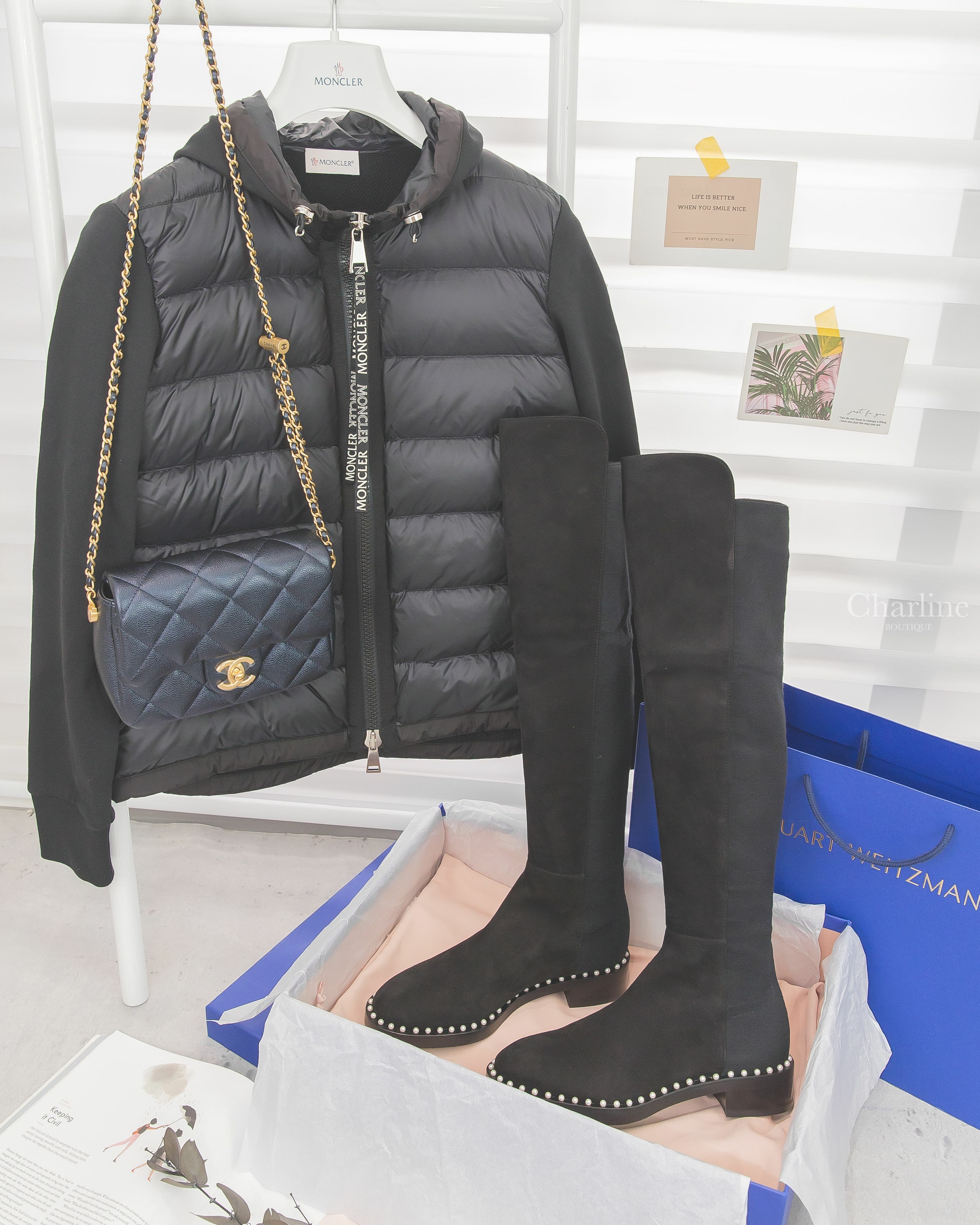 Stuart Weitzman 黑色麂皮白色珍珠滾邊低跟長靴,Chanel 幻彩黑金CC可調金色束釦鏈帶荔枝零格紋肩背包,Moncler 黑色拼接棉質連帽拉鍊口袋輕羽絨外套-Charline Boutique 精品代購